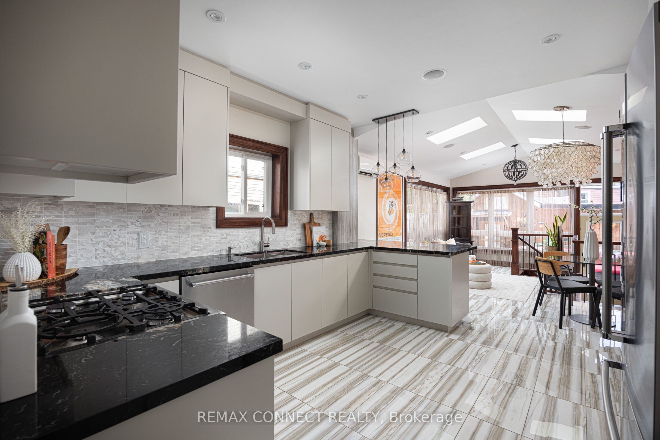 29 Denison Avenue, Toronto, ON M5T 2M6 photo 4