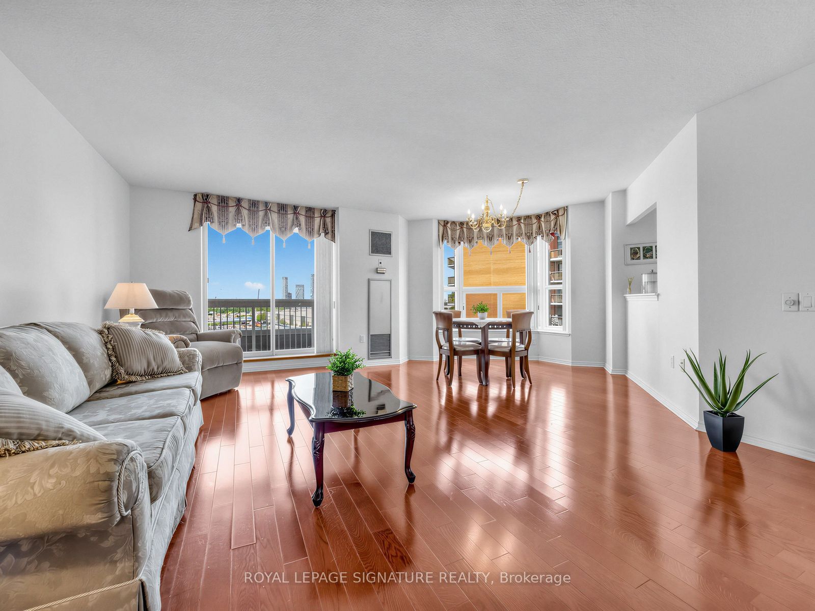 11 Thorncliffe Park Drive 807, Toronto, ON M4H 1P3 photo 2