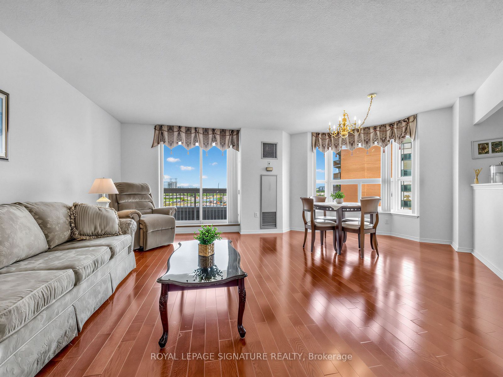 11 Thorncliffe Park Drive 807, Toronto, ON M4H 1P3 photo 3