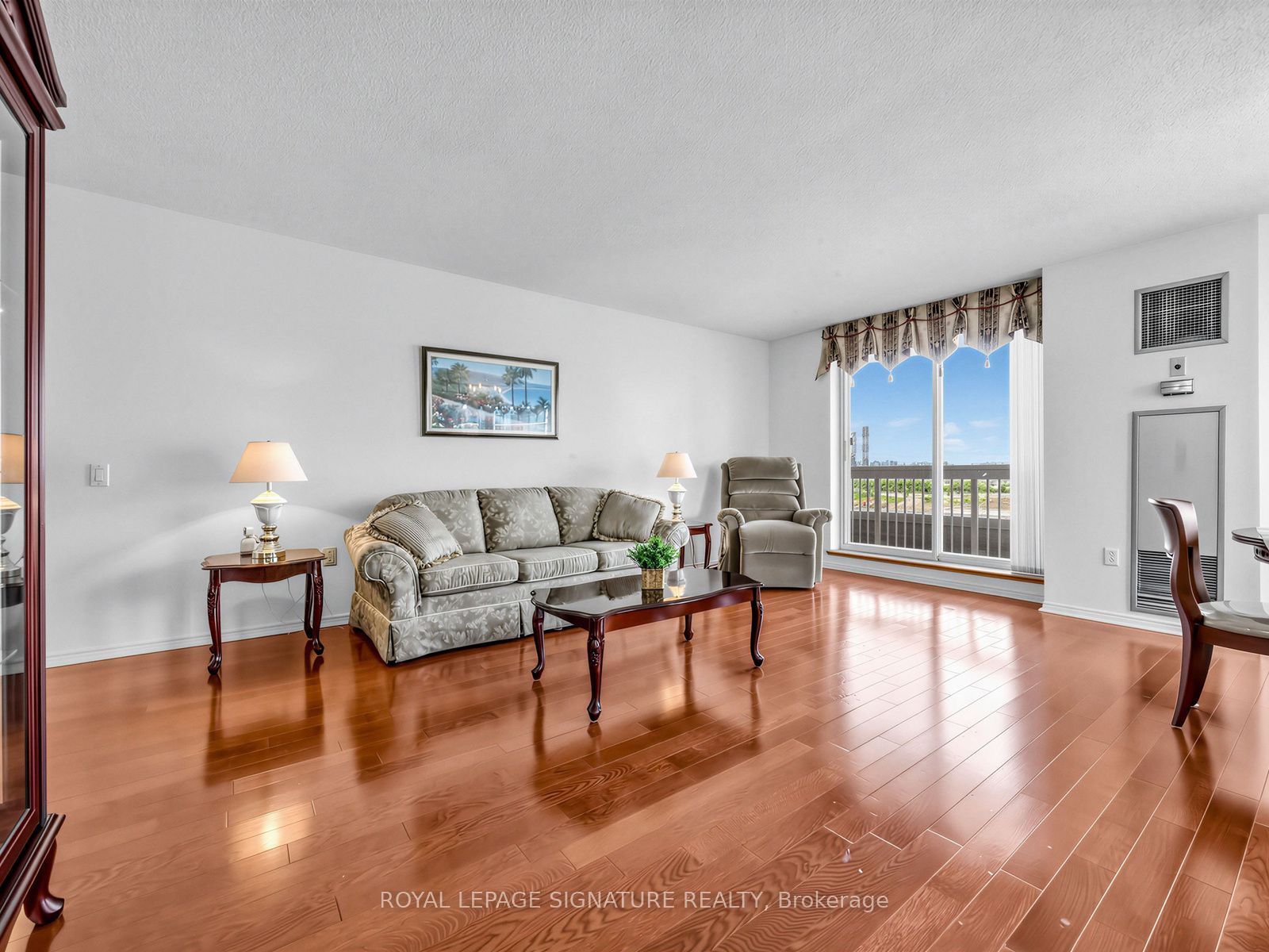 11 Thorncliffe Park Drive 807, Toronto, ON M4H 1P3 photo 4