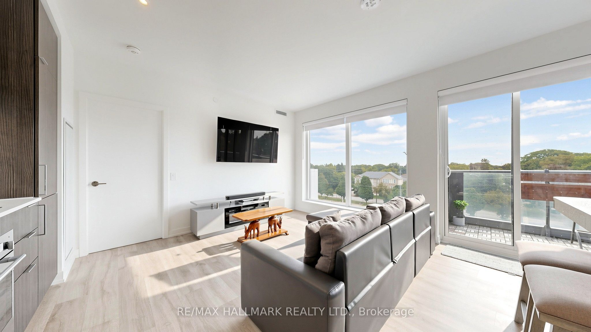 7 Golden Lion Heights N423, Toronto, ON M6R 2J3 photo 2