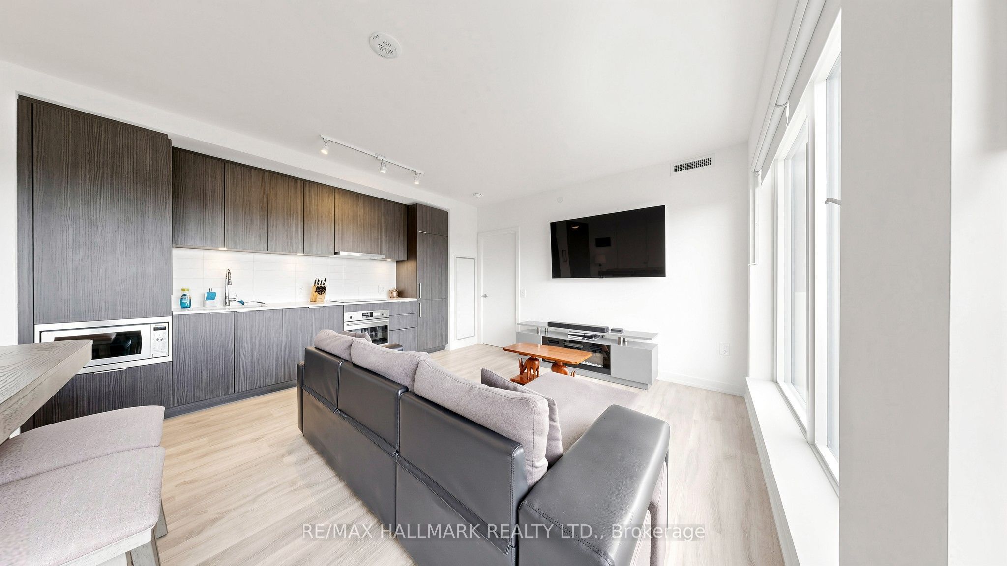 7 Golden Lion Heights N423, Toronto, ON M6R 2J3 photo 3