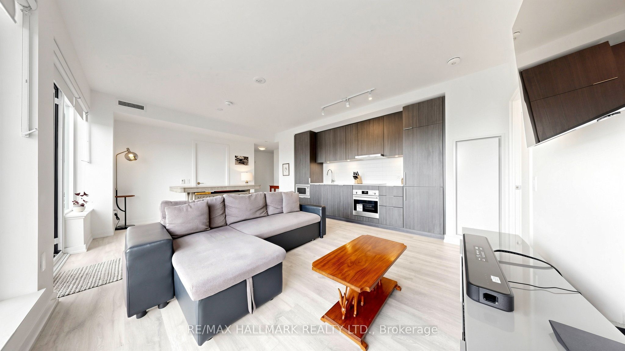 7 Golden Lion Heights N423, Toronto, ON M6R 2J3 photo 4