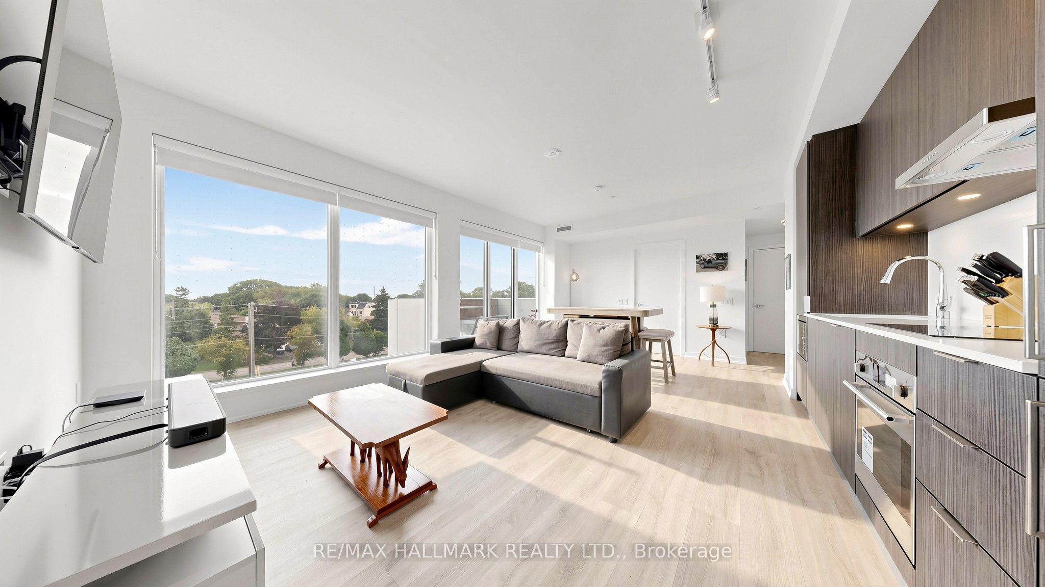 7 Golden Lion Heights N423, Toronto, ON M6R 2J3 photo 5