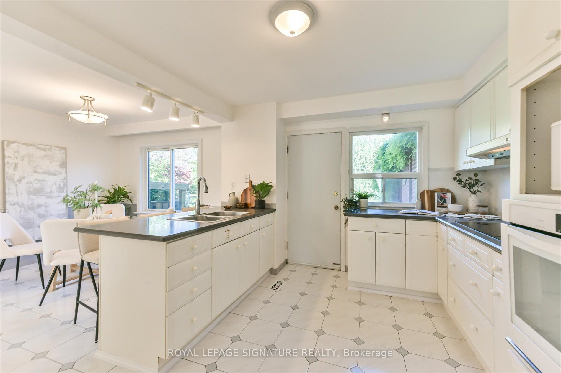 52 Daleside Crescent, Toronto, ON M4A 2H6 photo 5