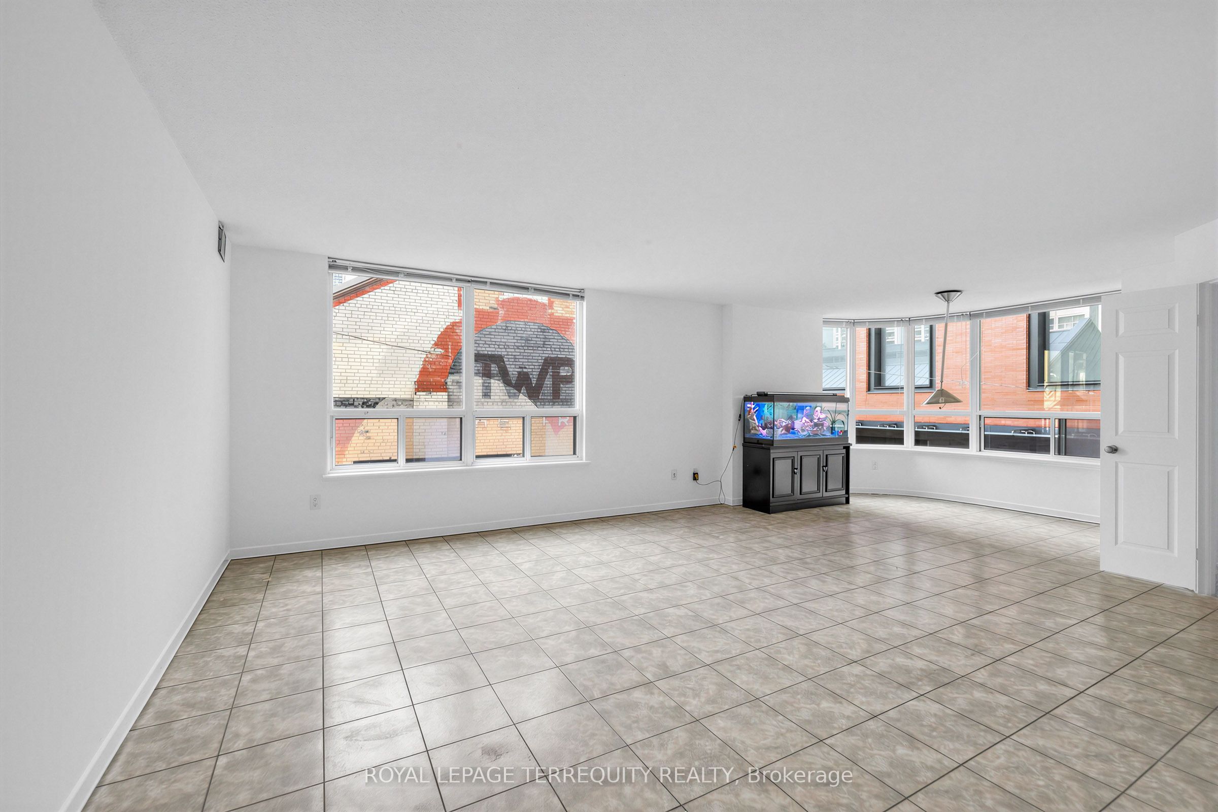 25 Maitland Street 210, Toronto, ON M4Y 2W1 photo 2