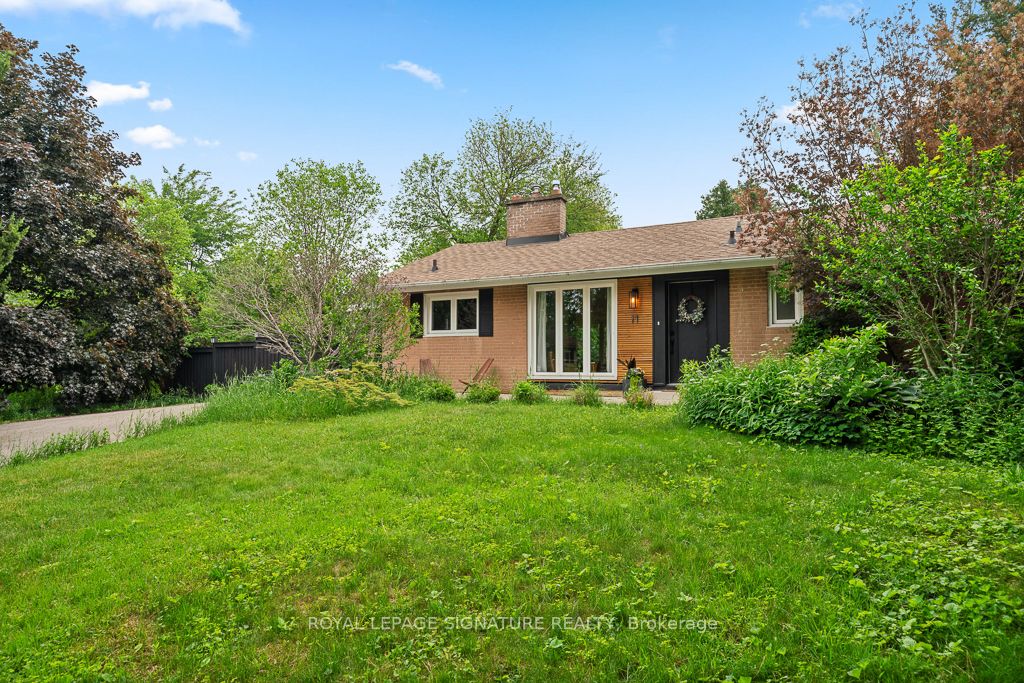 11 Yewfield Crescent, Toronto, ON M3B 2Y4