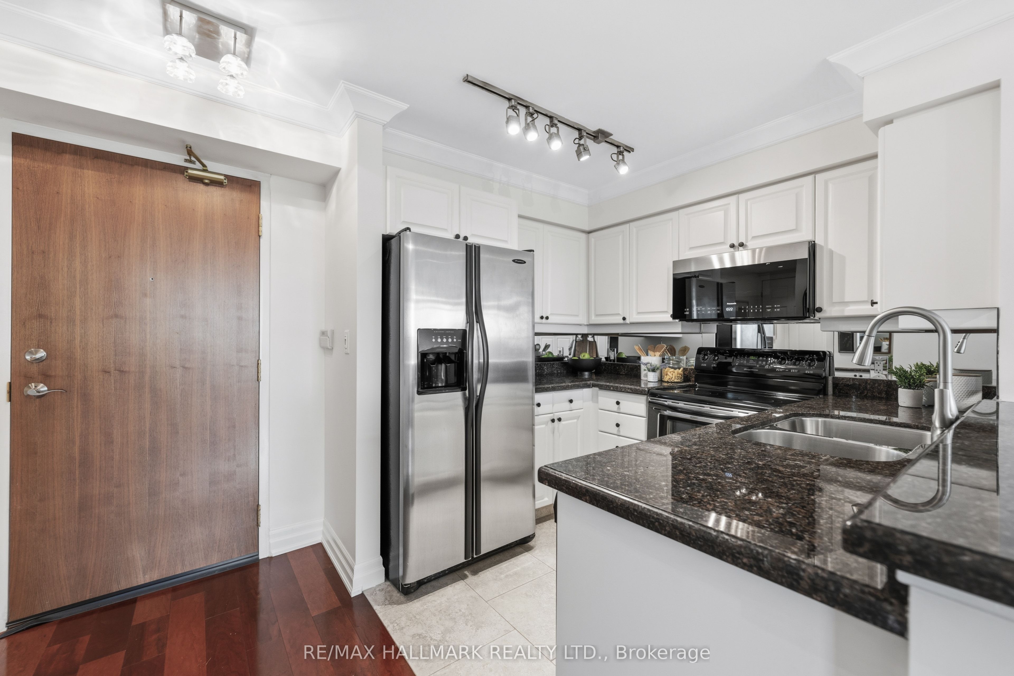 3840 Bathurst Street 511, Toronto, ON M3H 6C6 photo 3