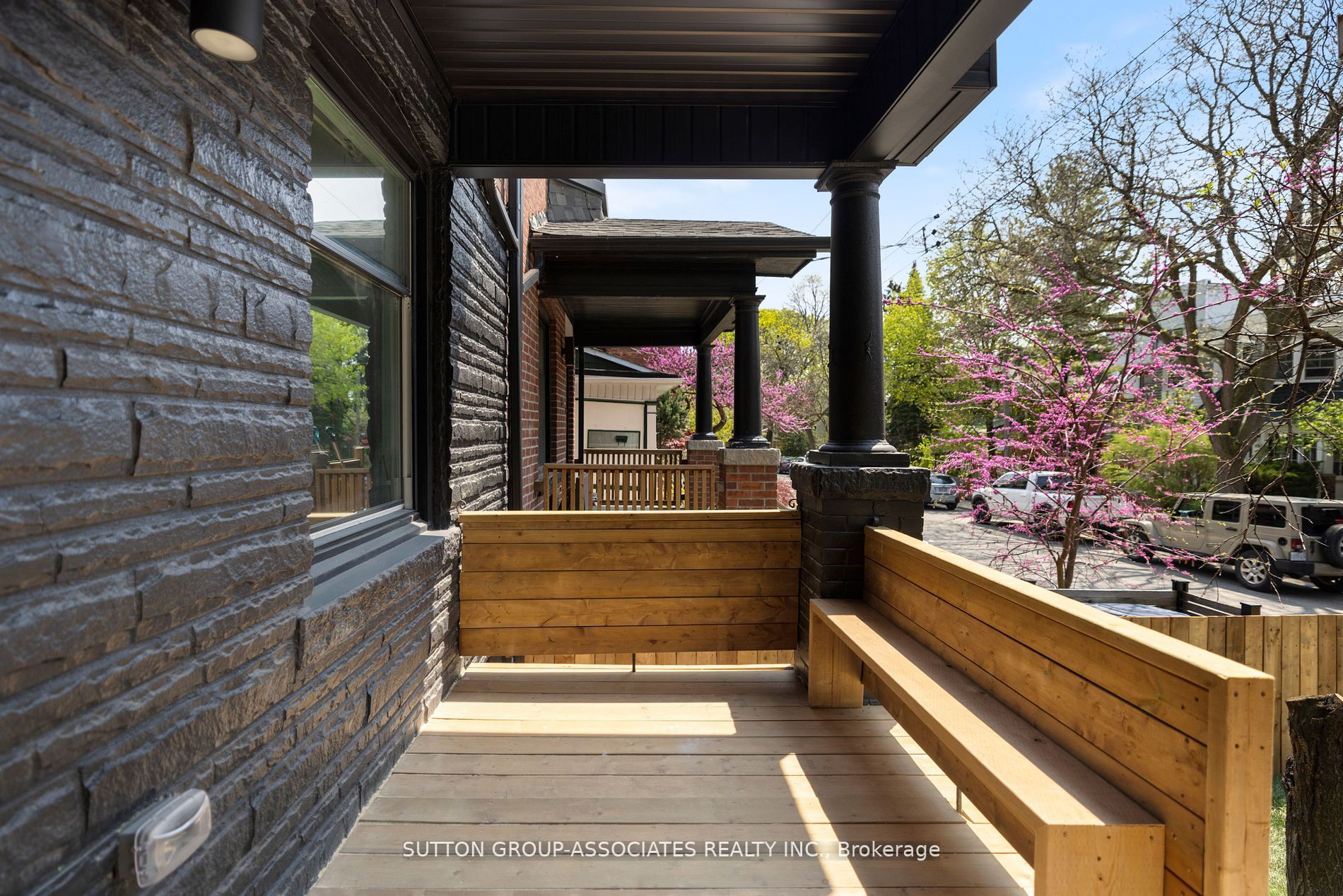853 Manning Avenue, Toronto, ON M6G 2X1 photo 2