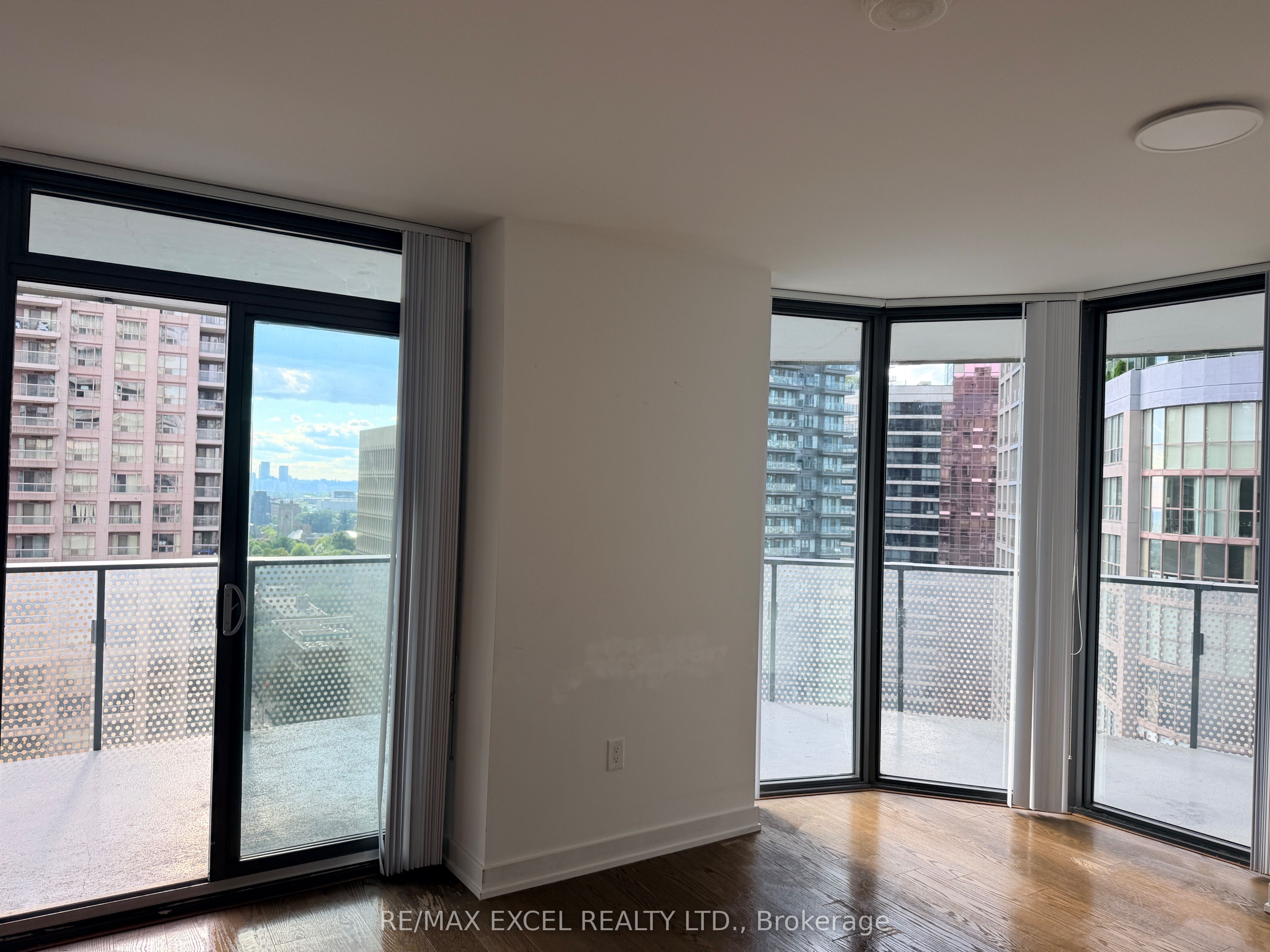 11 Wellesley Street W 1708, Toronto, ON M4Y 1E8 photo 2