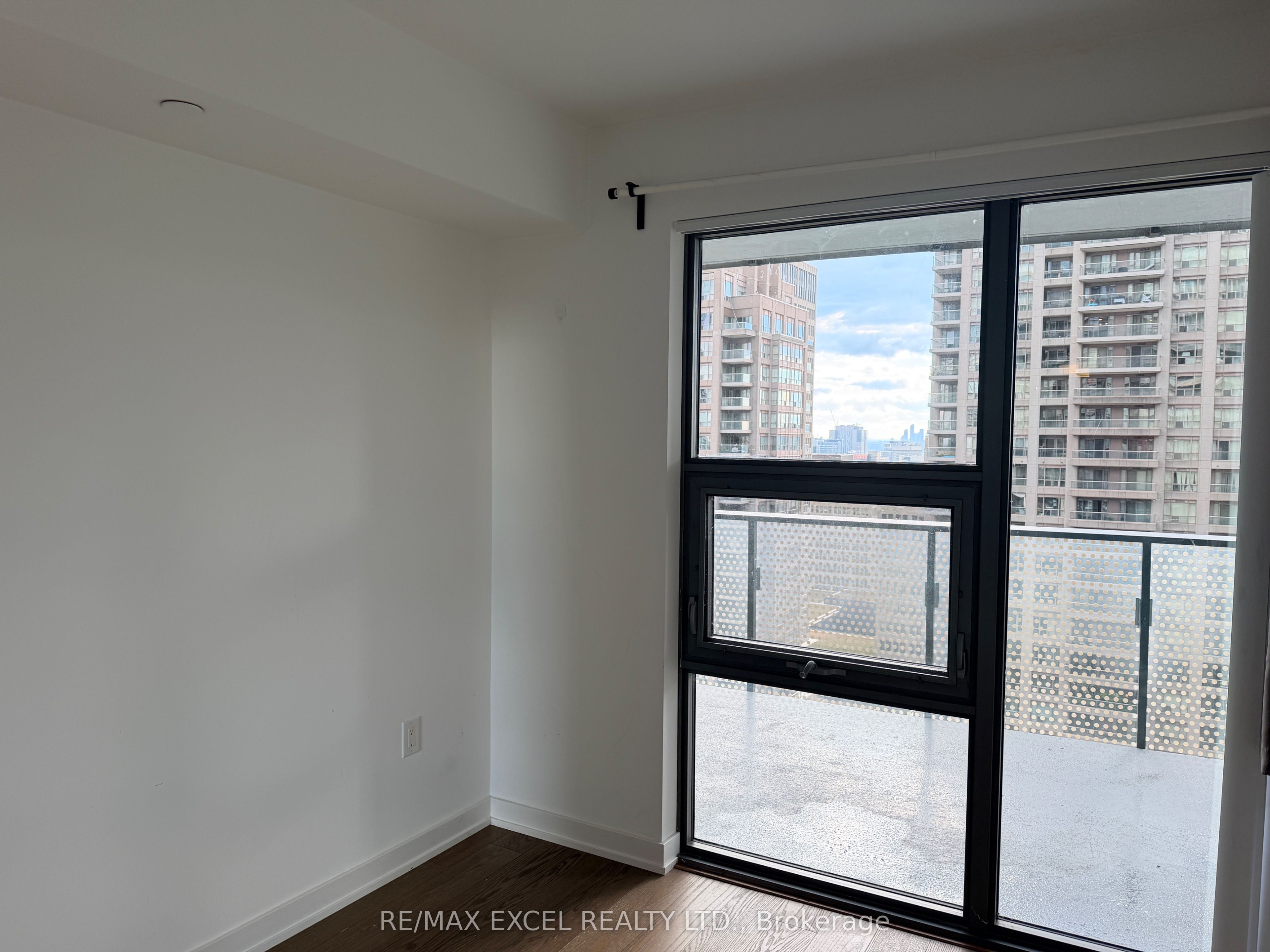 11 Wellesley Street W 1708, Toronto, ON M4Y 1E8 photo 4