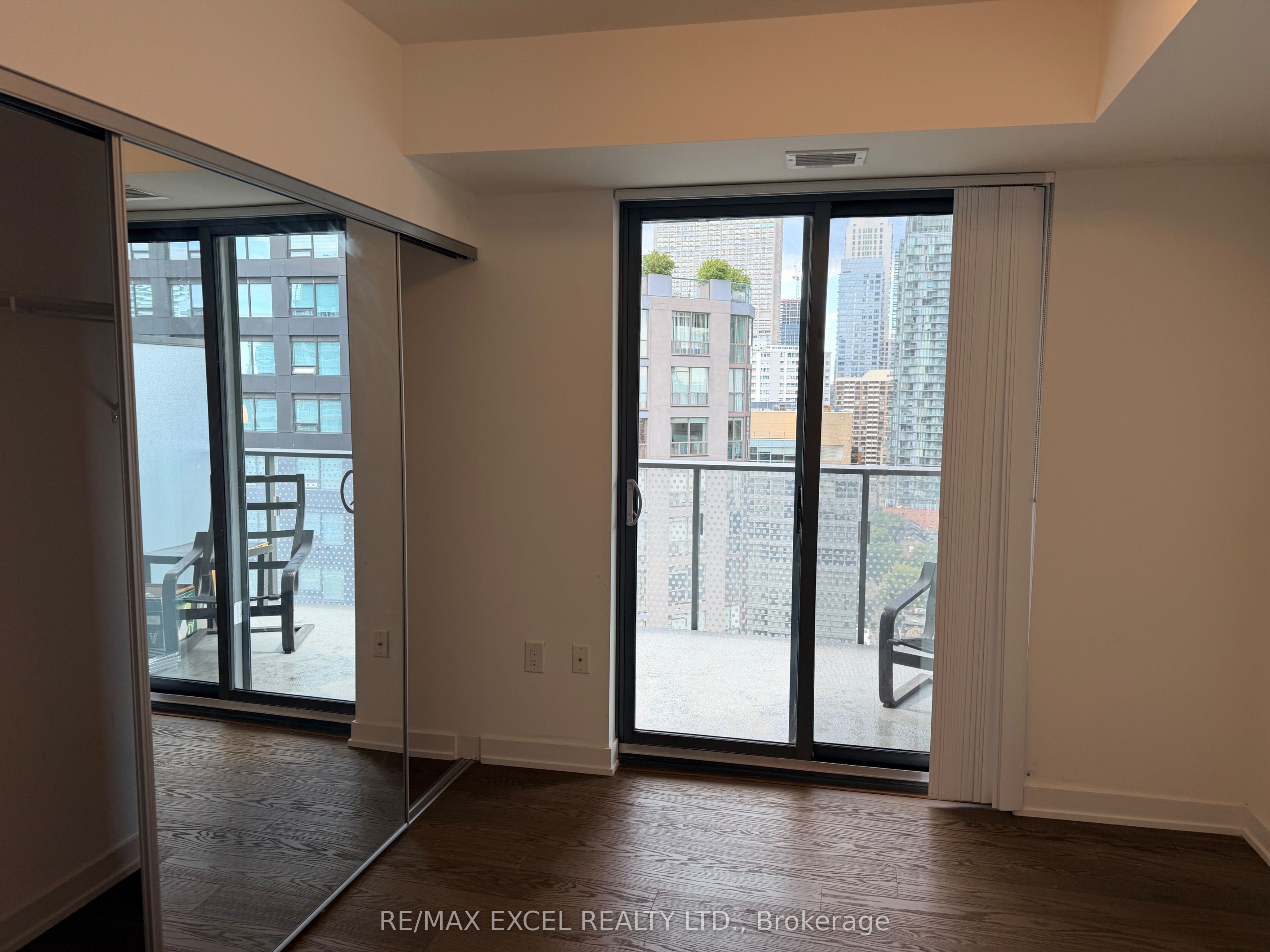 11 Wellesley Street W 1708, Toronto, ON M4Y 1E8 photo 5