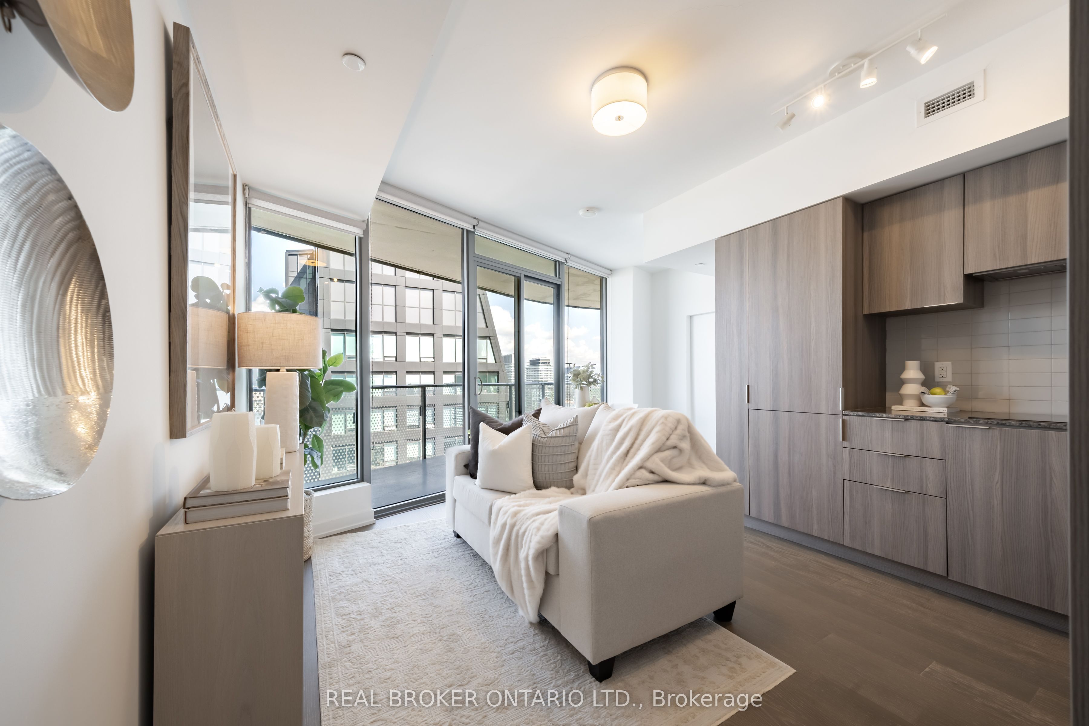 11 Wellesley Street W 5311, Toronto, ON M4Y 1E8 photo 3