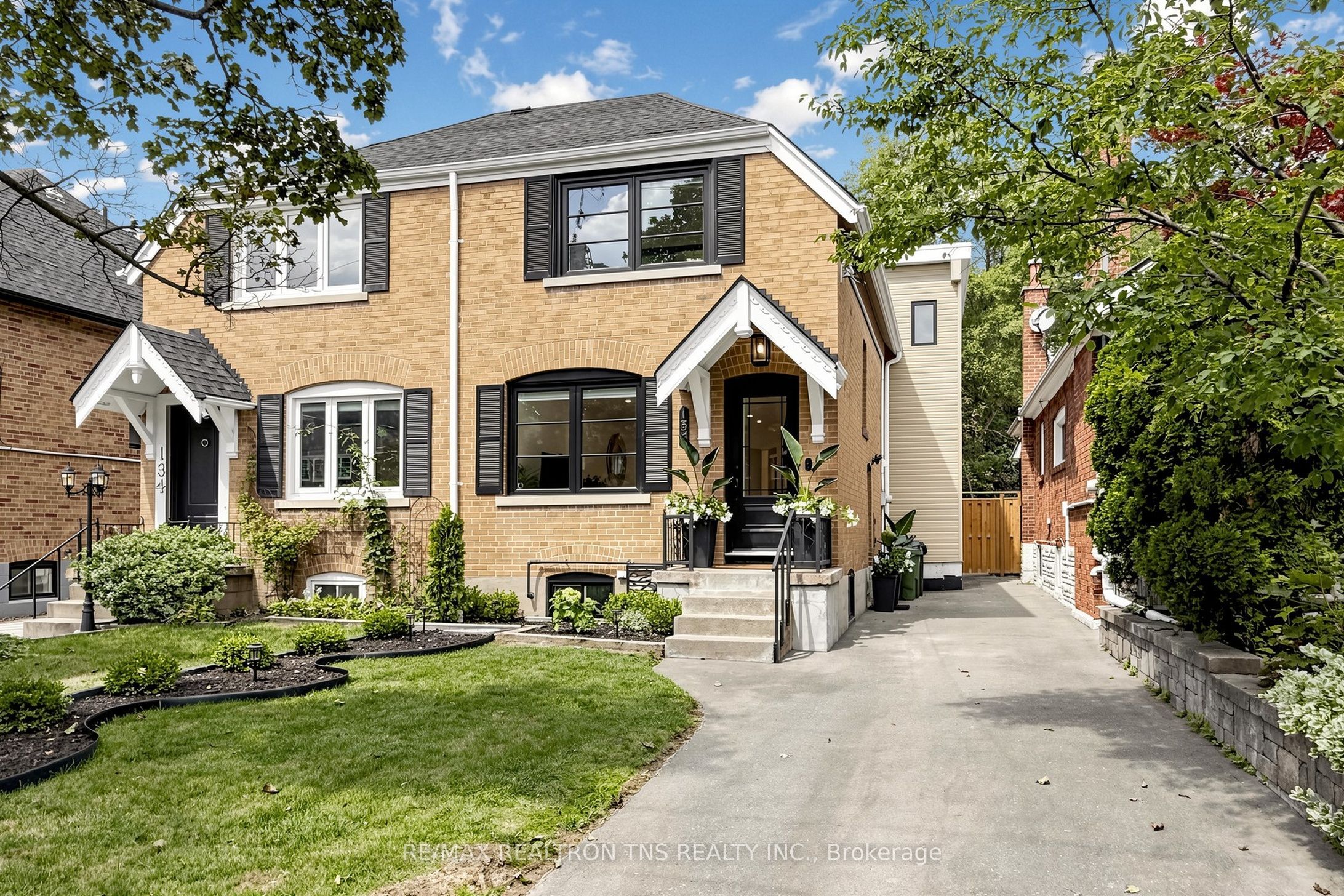 136 Glenvale Boulevard, Toronto, ON M4G 2V9 photo 2