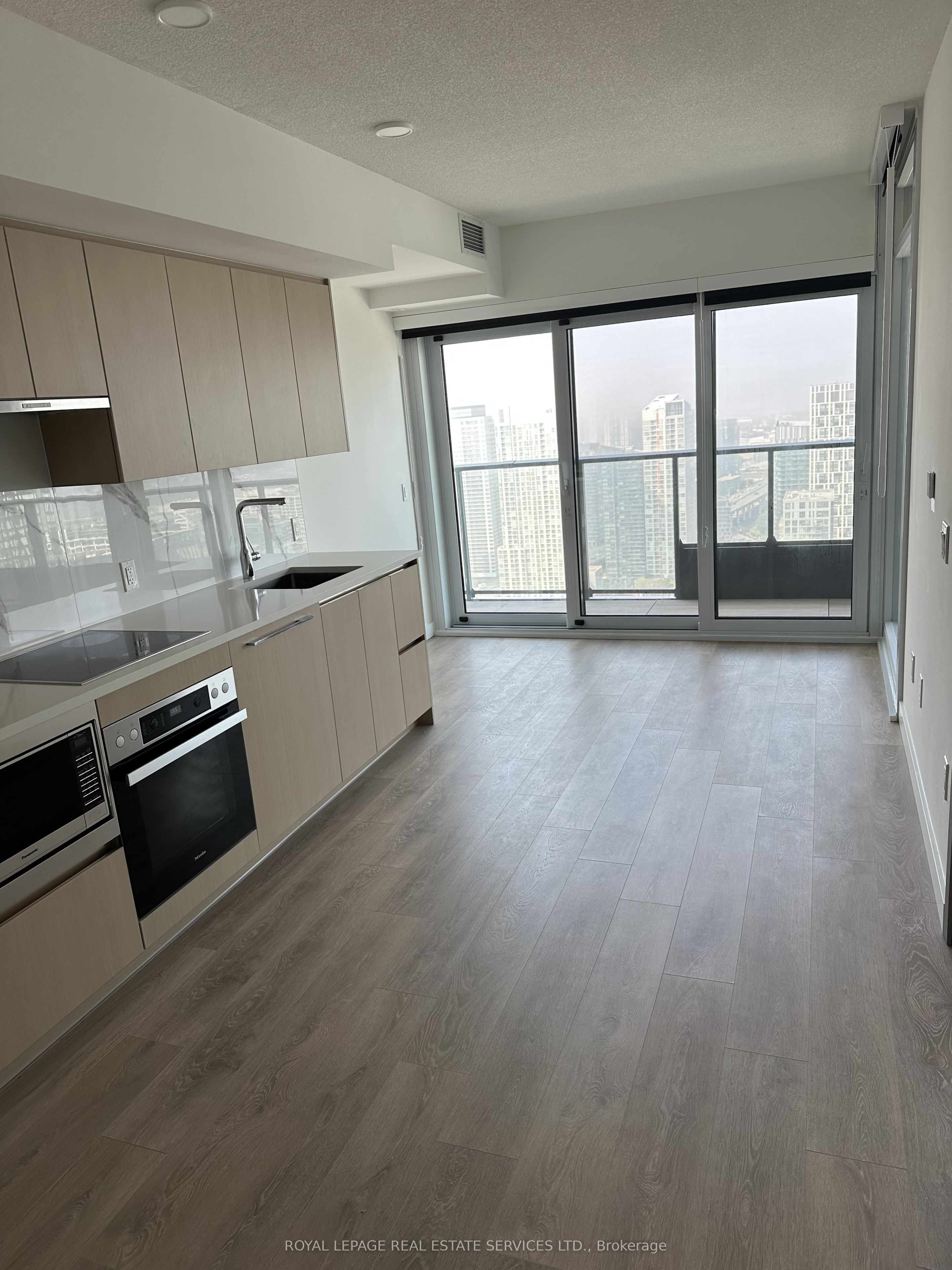 3 Concord Cityplace Way 4615 B, Toronto, ON M5V 0X4 photo 2