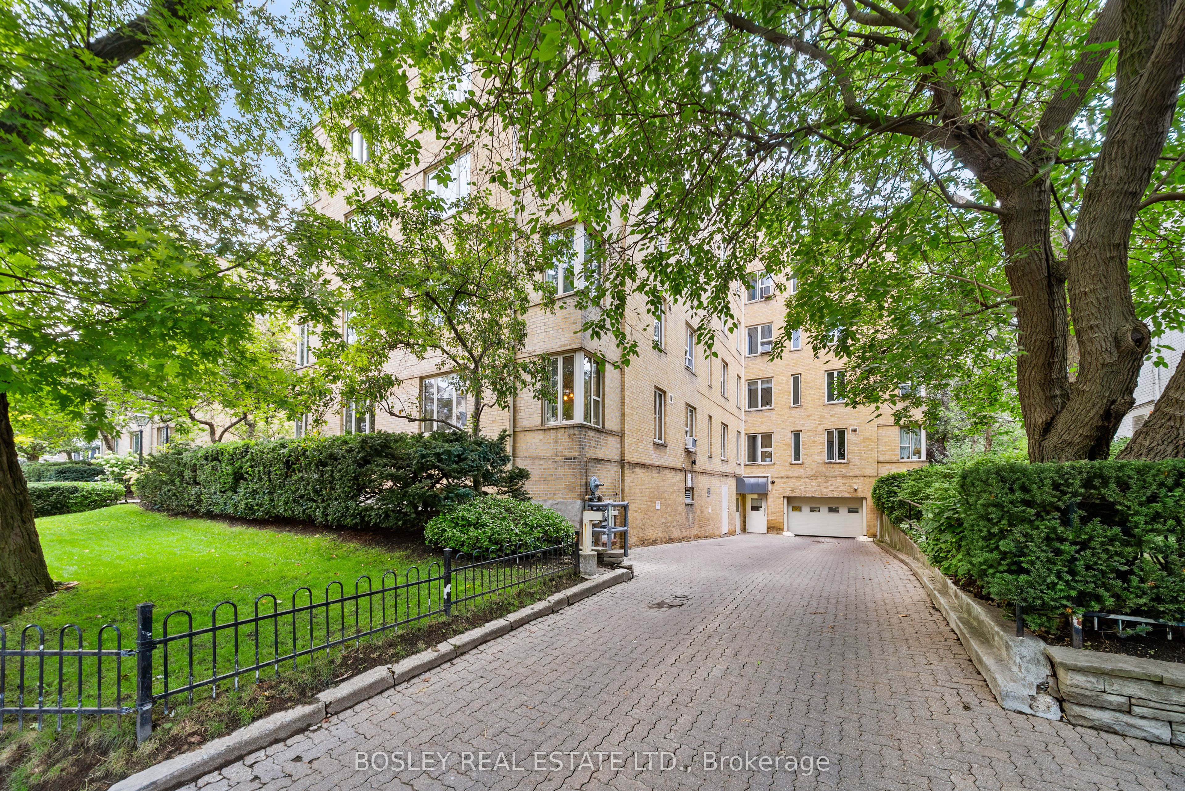 150 Farnham Avenue 210, Toronto, ON M4V 1H5 photo 2
