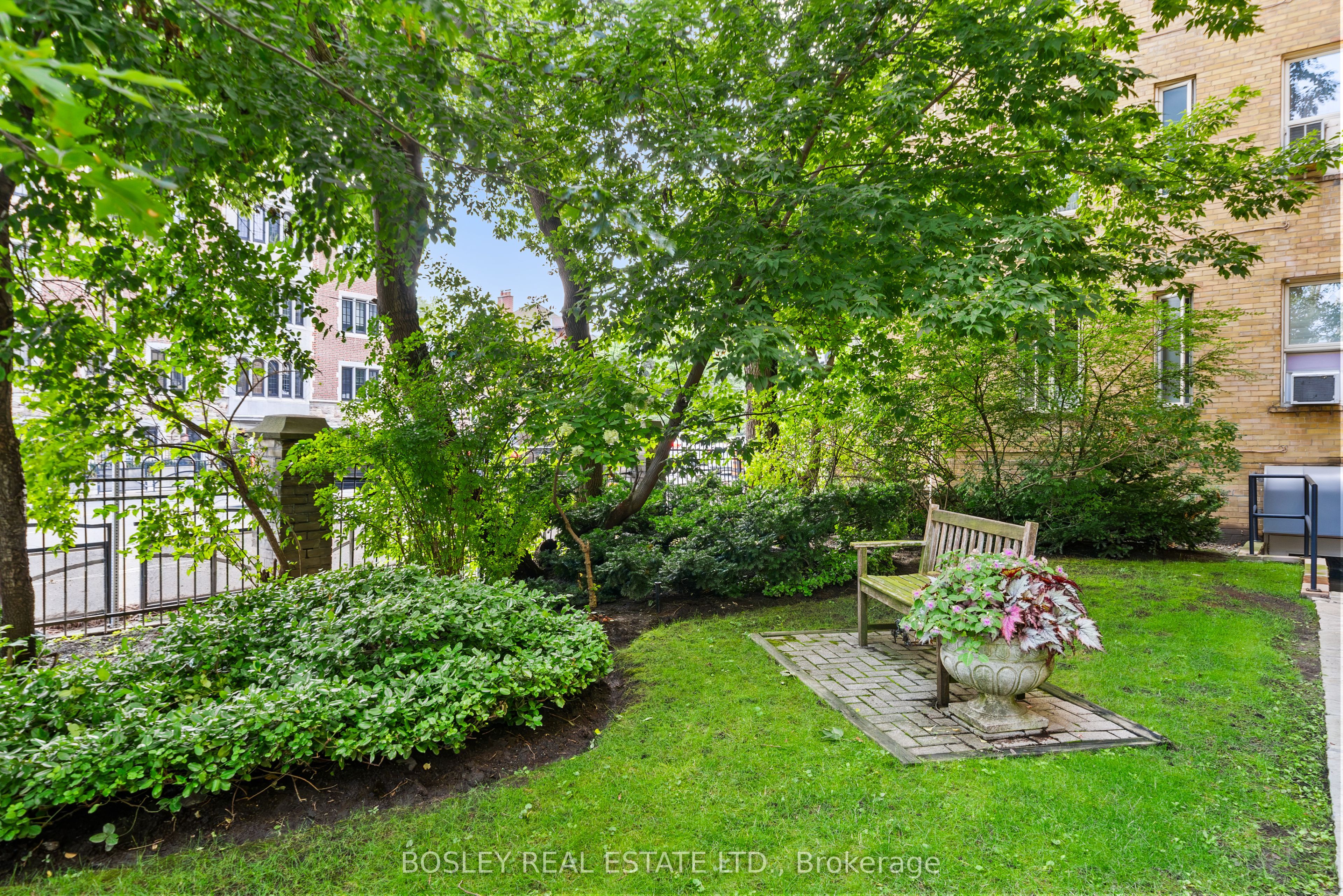 150 Farnham Avenue 210, Toronto, ON M4V 1H5 photo 3
