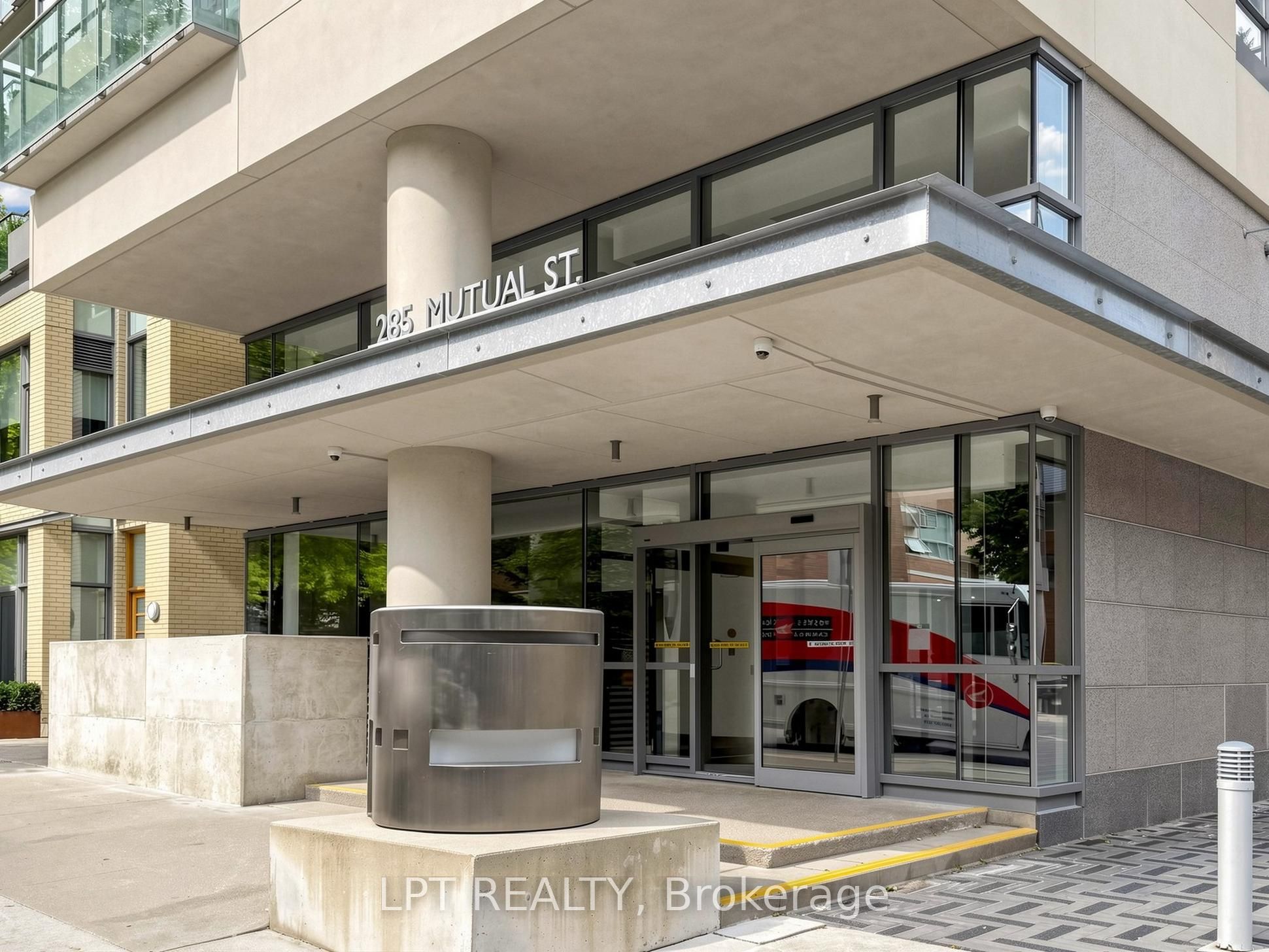 285 Mutual Street 1108, Toronto, ON M4Y 3C5 photo 2