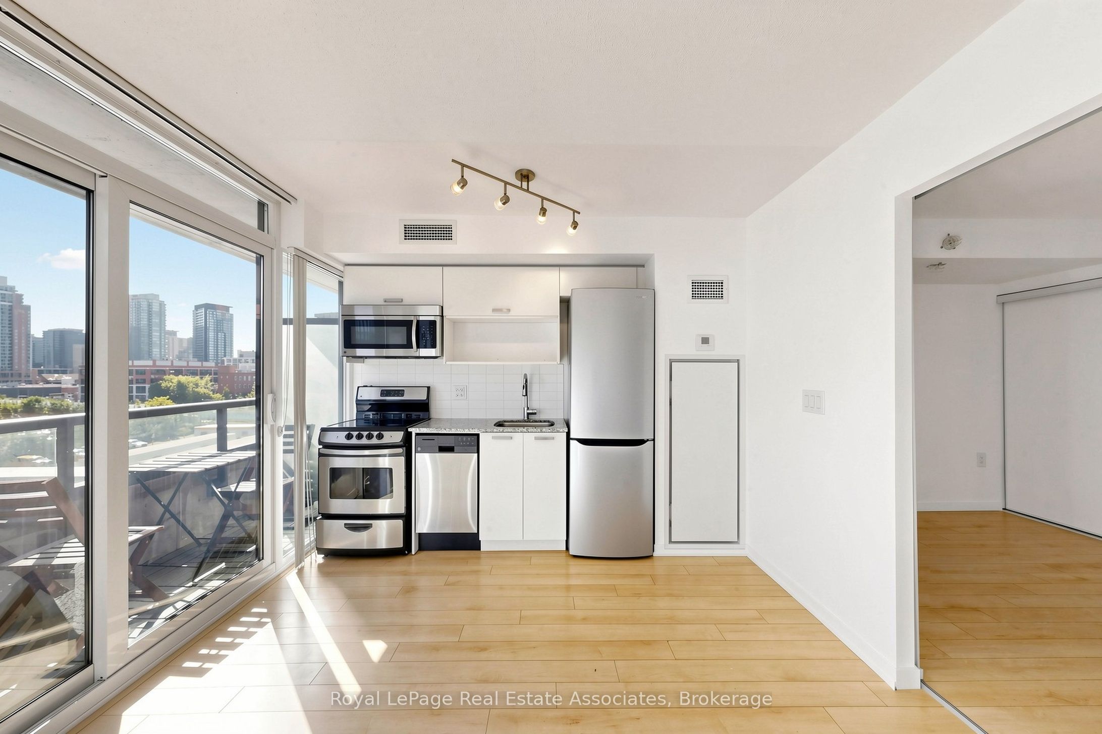 36 Lisgar Street 521E, Toronto, ON M6J 0C7 photo 4