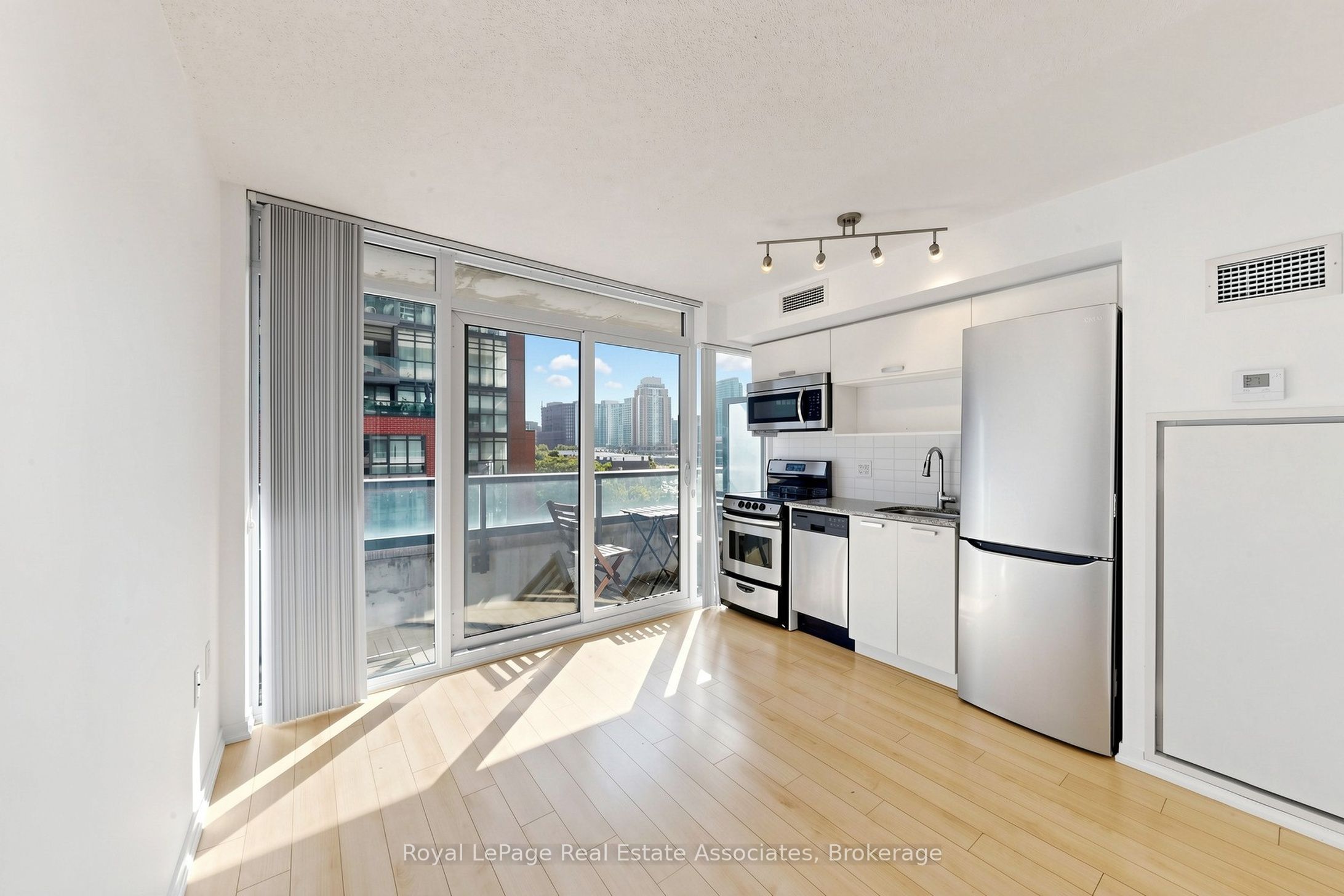 36 Lisgar Street 521E, Toronto, ON M6J 0C7 photo 5