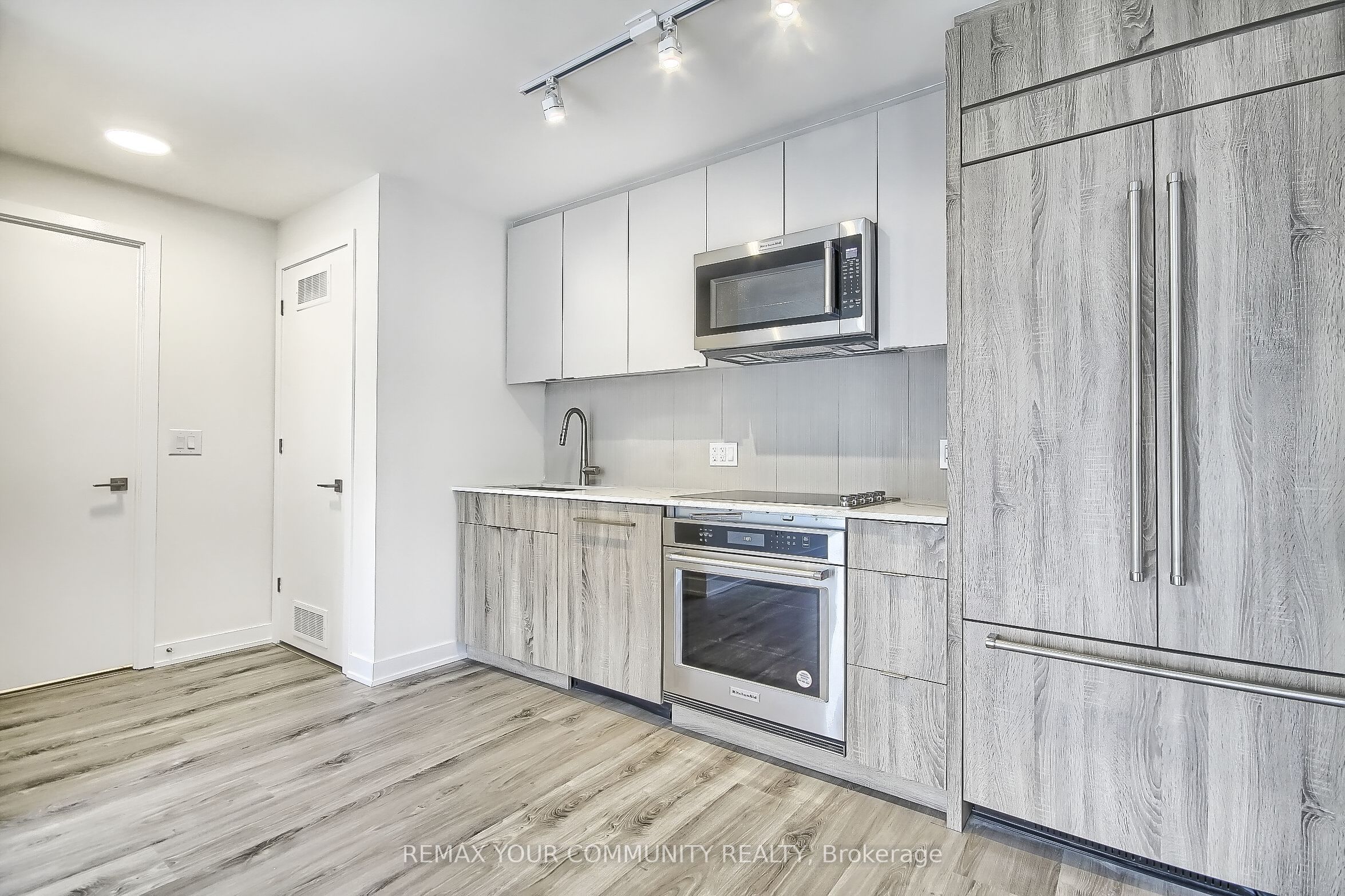840 St Clair Avenue W 808, Toronto, ON M6C 0A4 photo 3