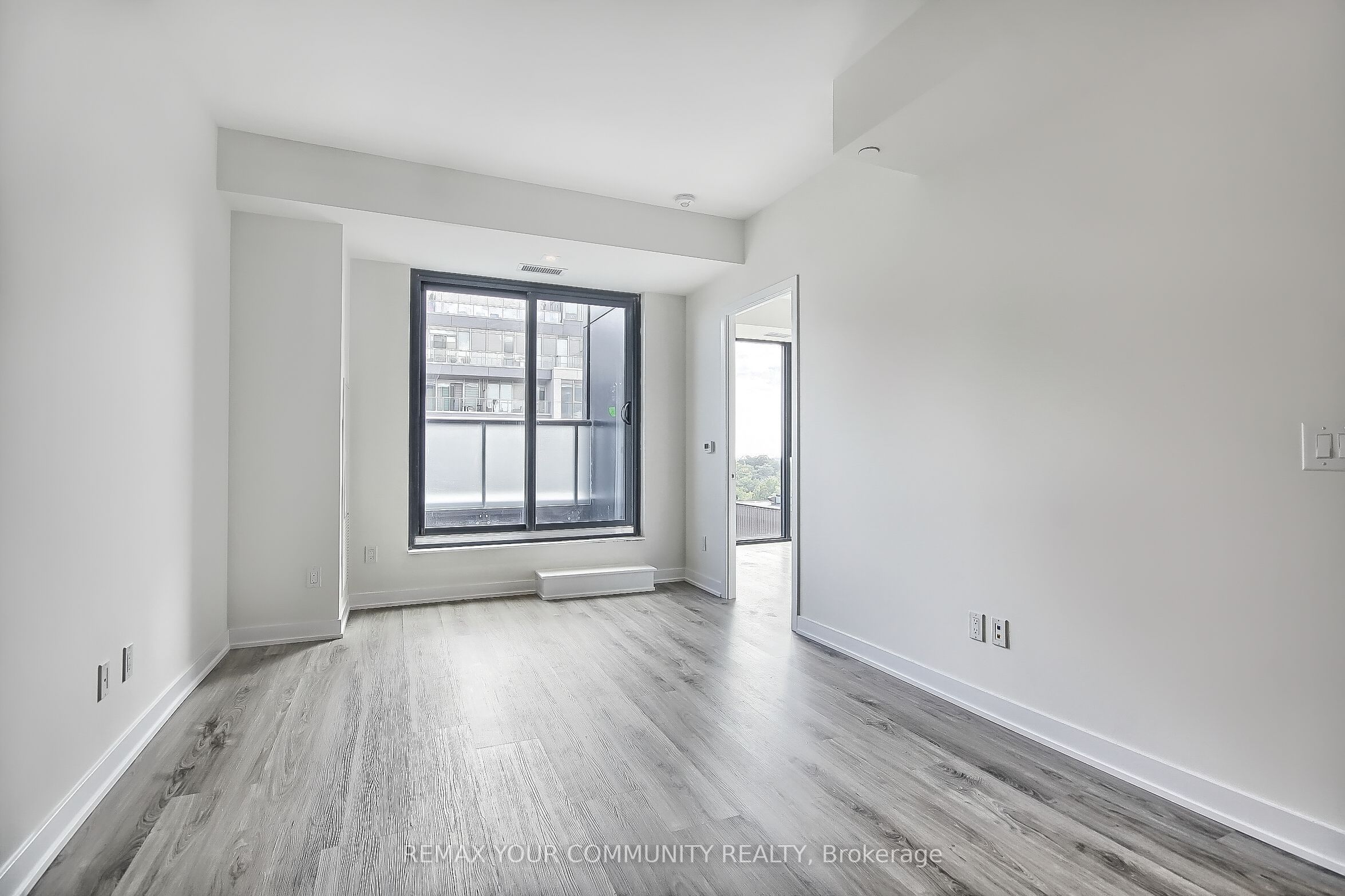 840 St Clair Avenue W 808, Toronto, ON M6C 0A4 photo 5