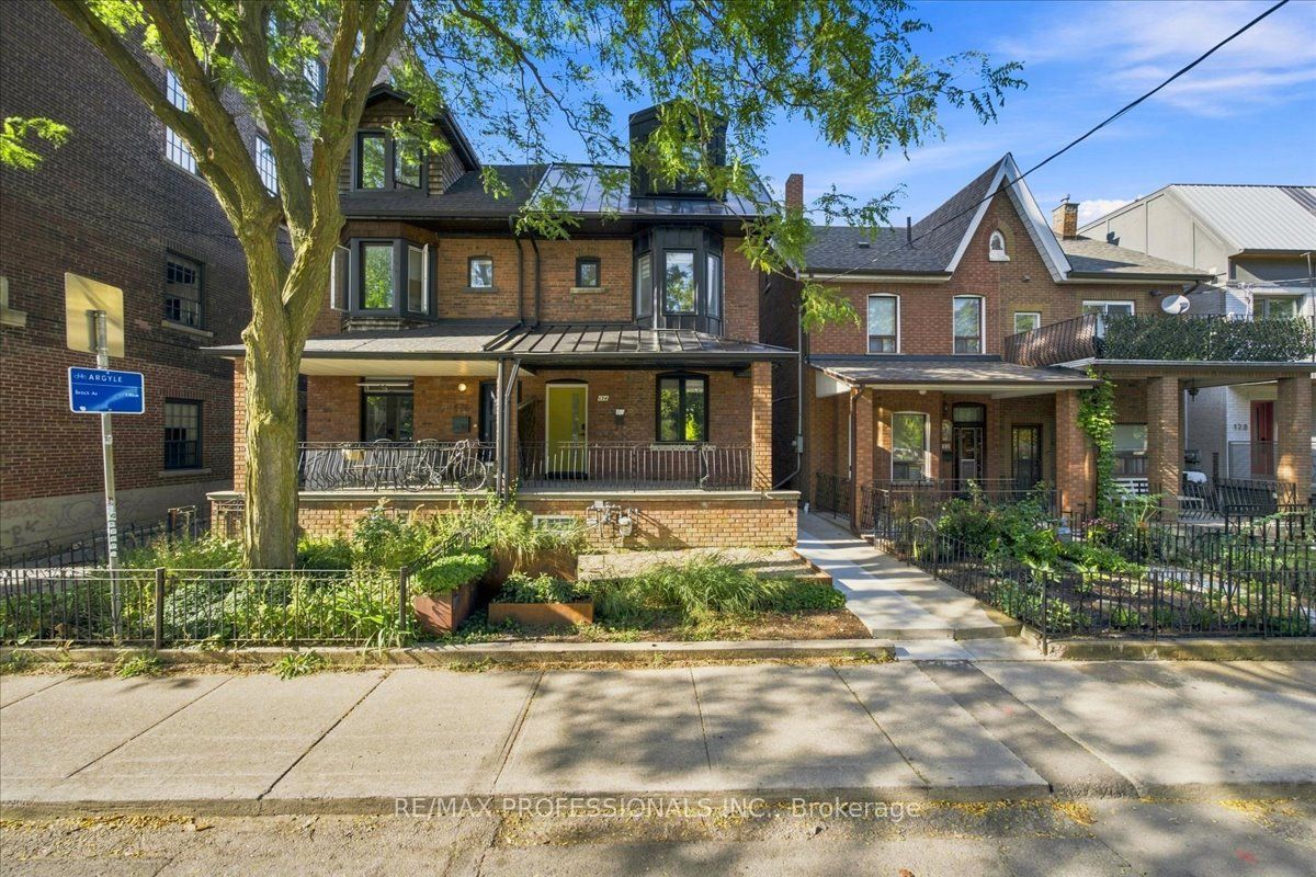 134 Argyle Street Lower, Toronto, ON M6J 1N9 photo 2