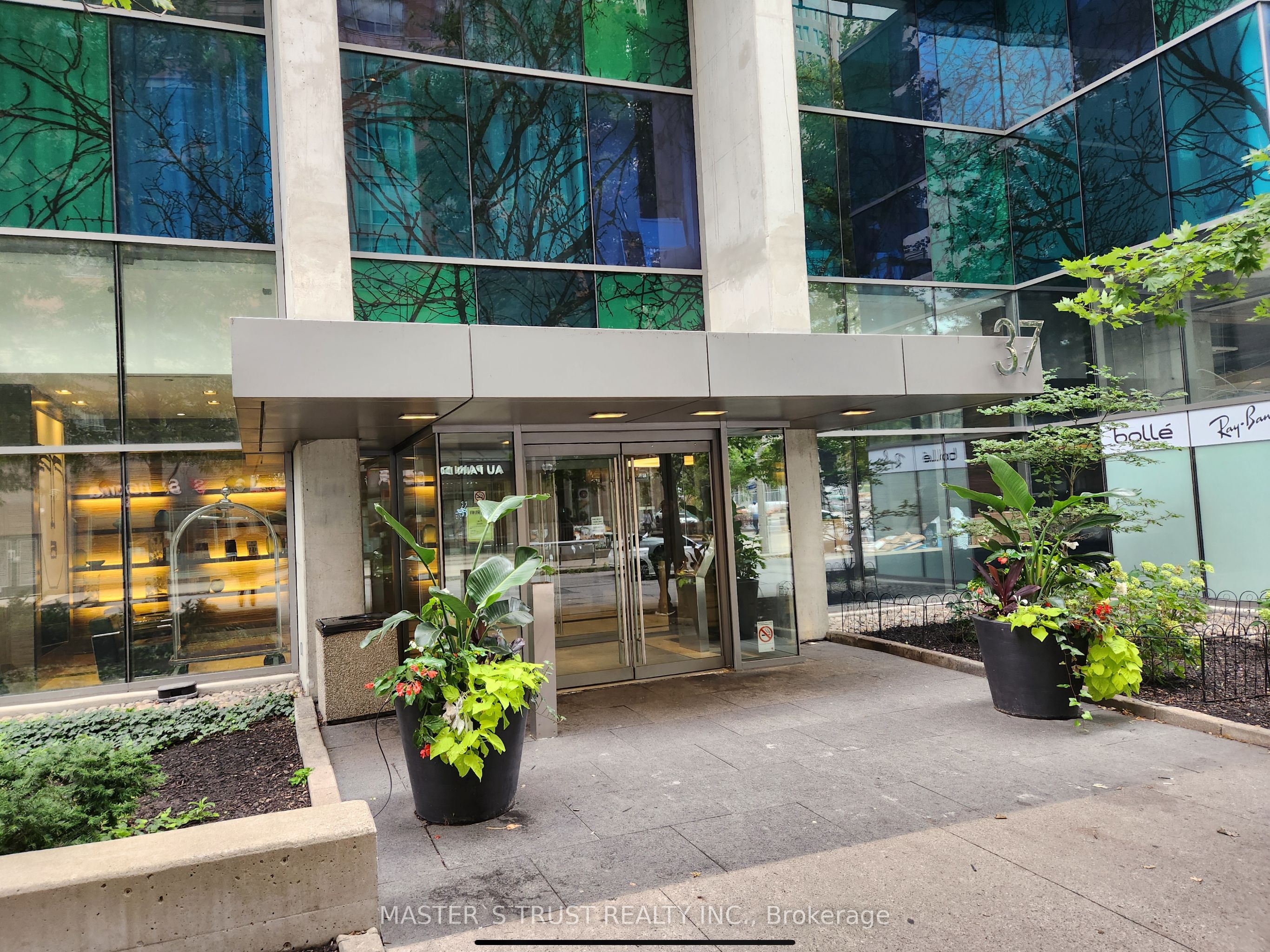 37 Grosvenor Street 410, Toronto, ON M4Y 3G5 photo 2