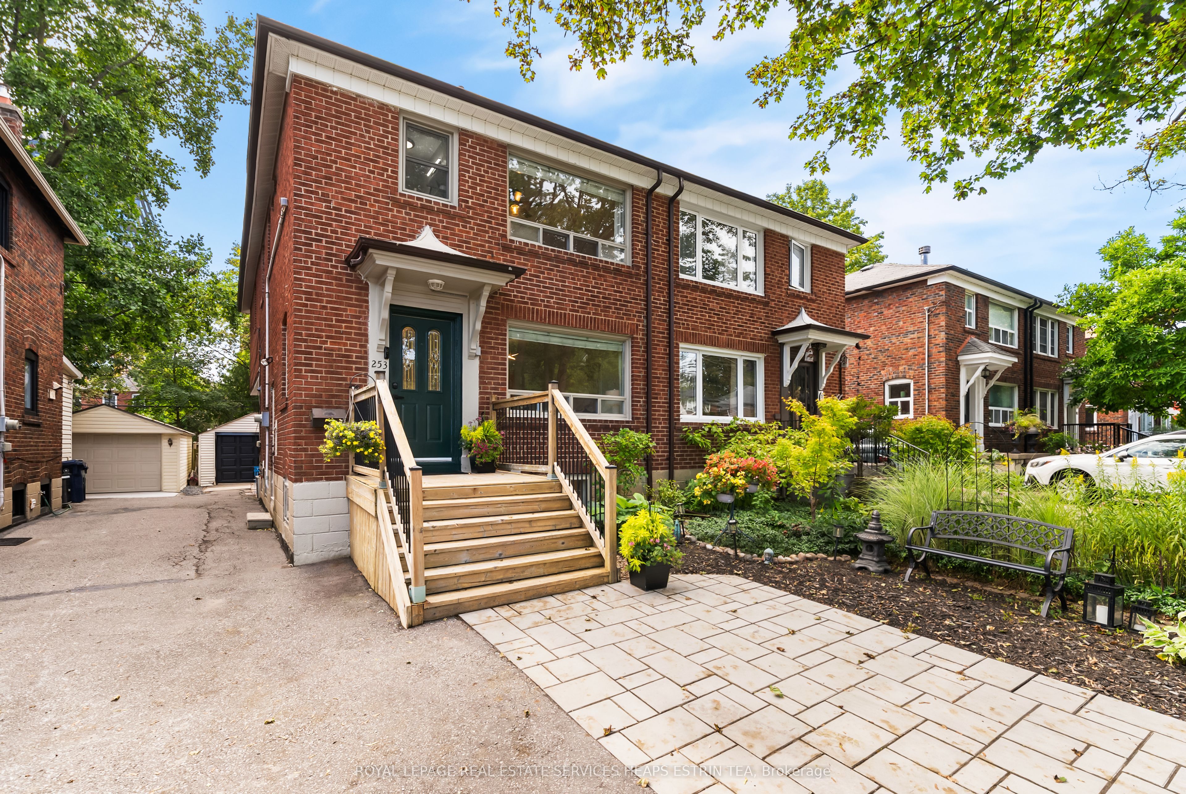 253 Donlea Drive, Toronto, ON M4G 2N3