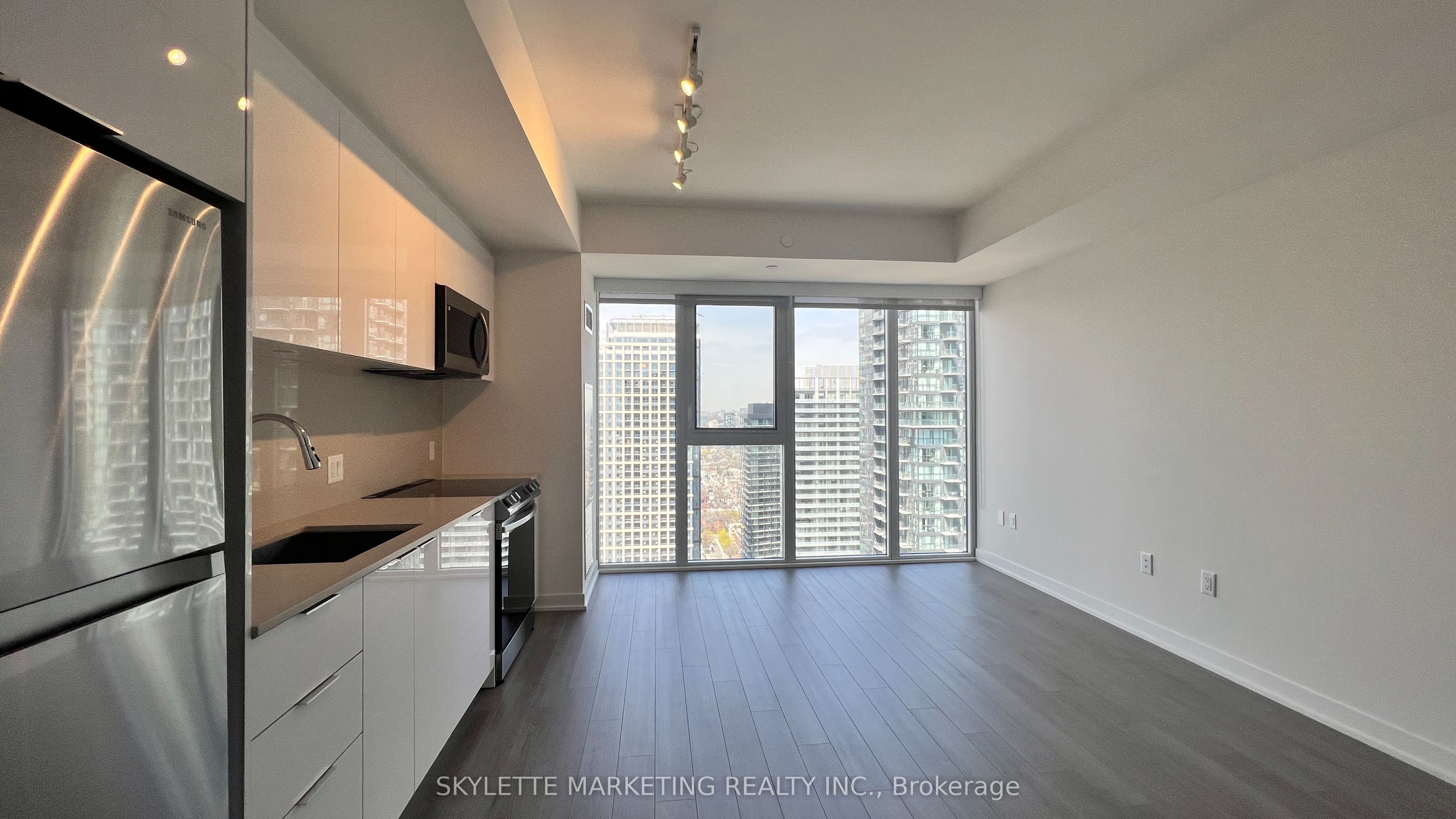 357 King Street W 3801, Toronto, ON M5V 0S7