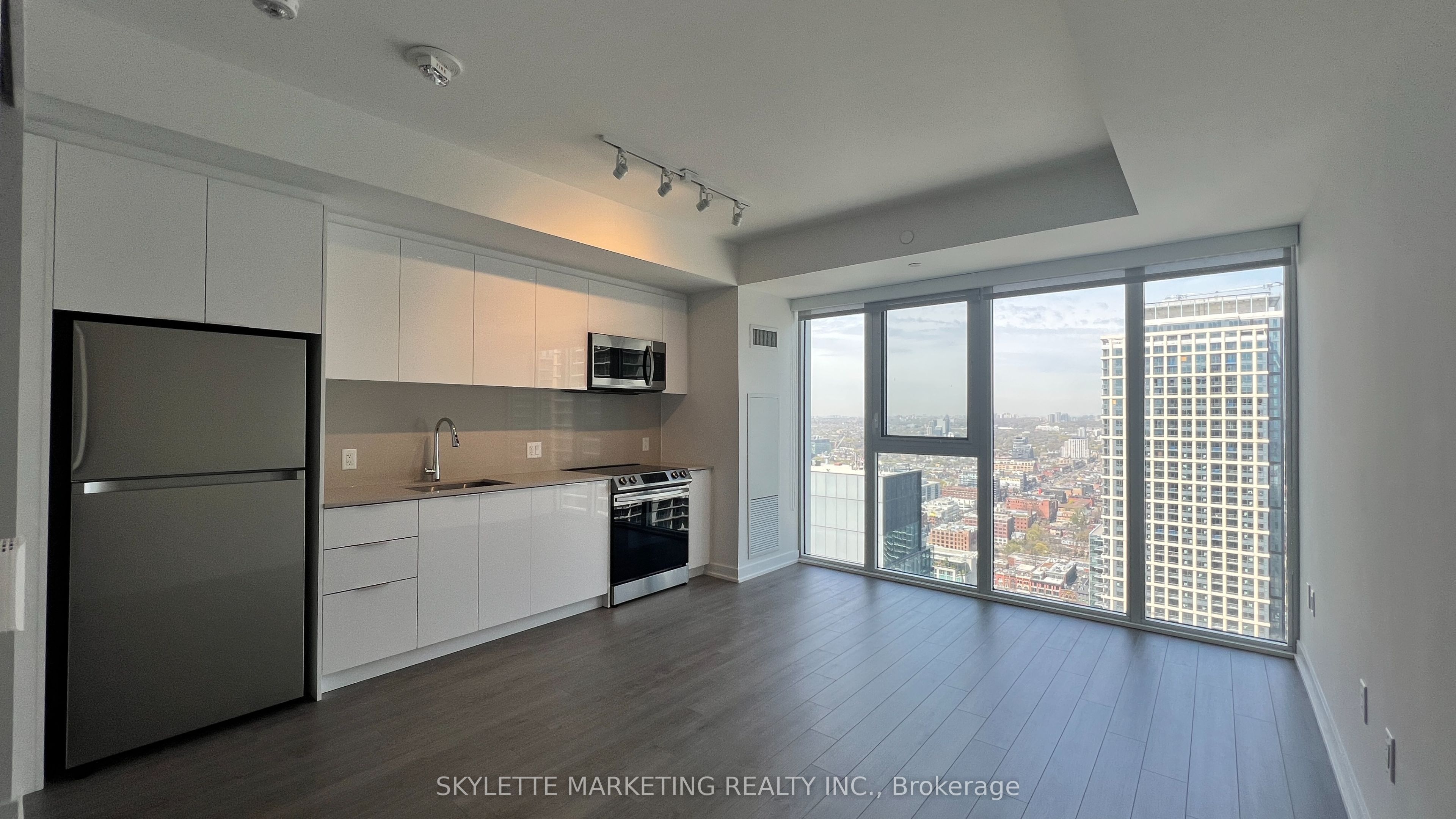357 King Street W 3801, Toronto, ON M5V 0S7 photo 2