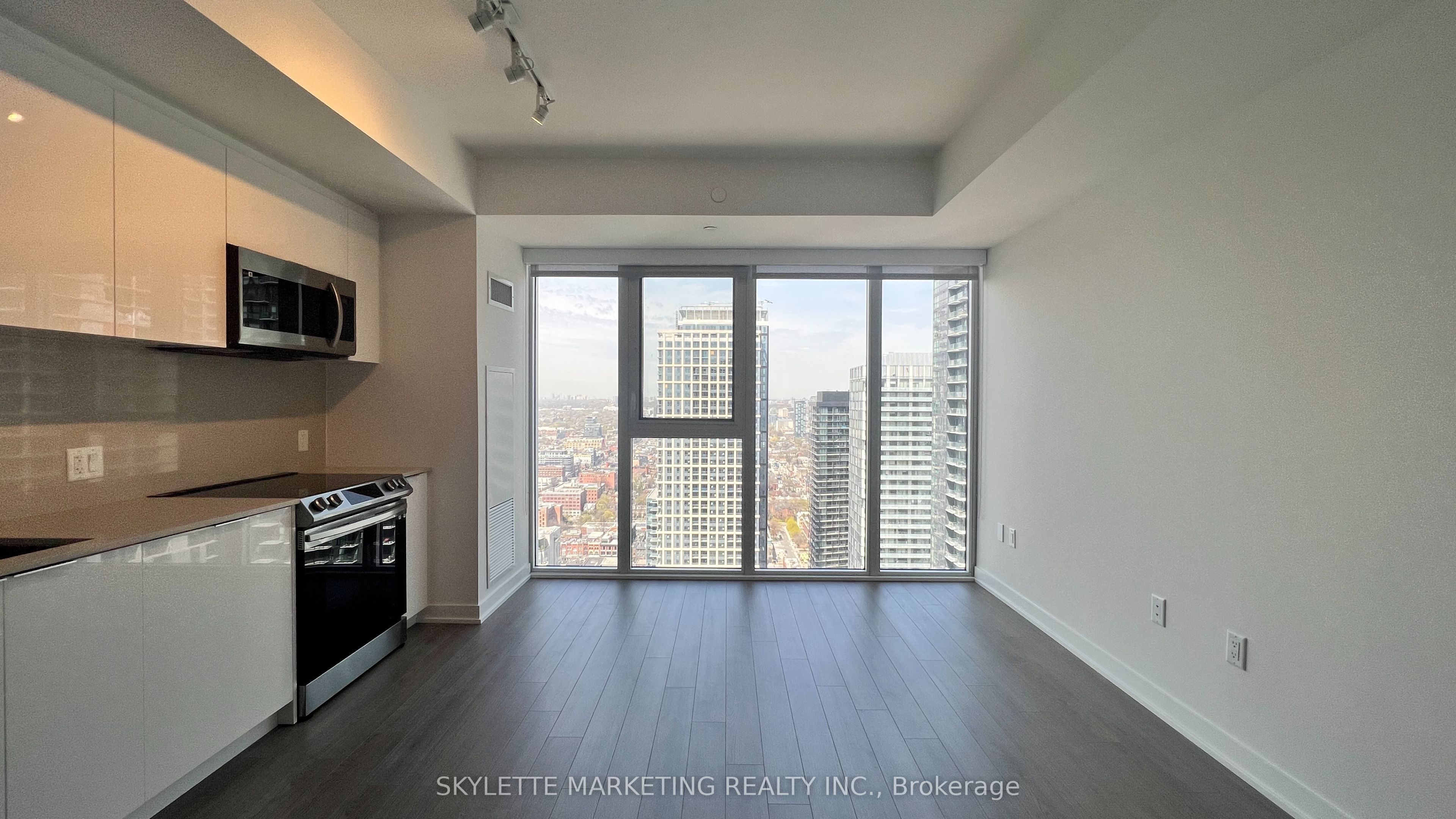357 King Street W 3801, Toronto, ON M5V 0S7 photo 3