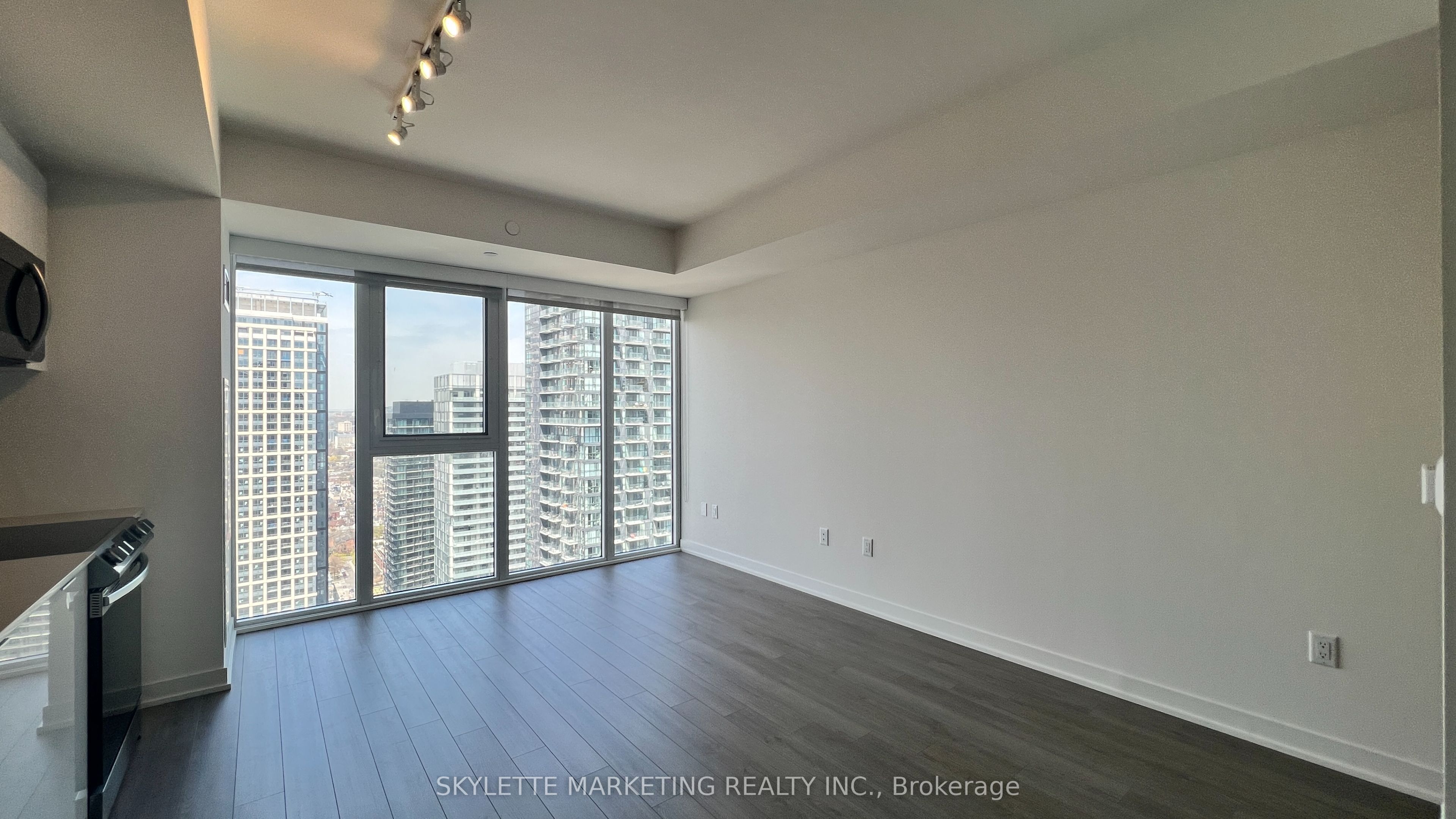 357 King Street W 3801, Toronto, ON M5V 0S7 photo 4