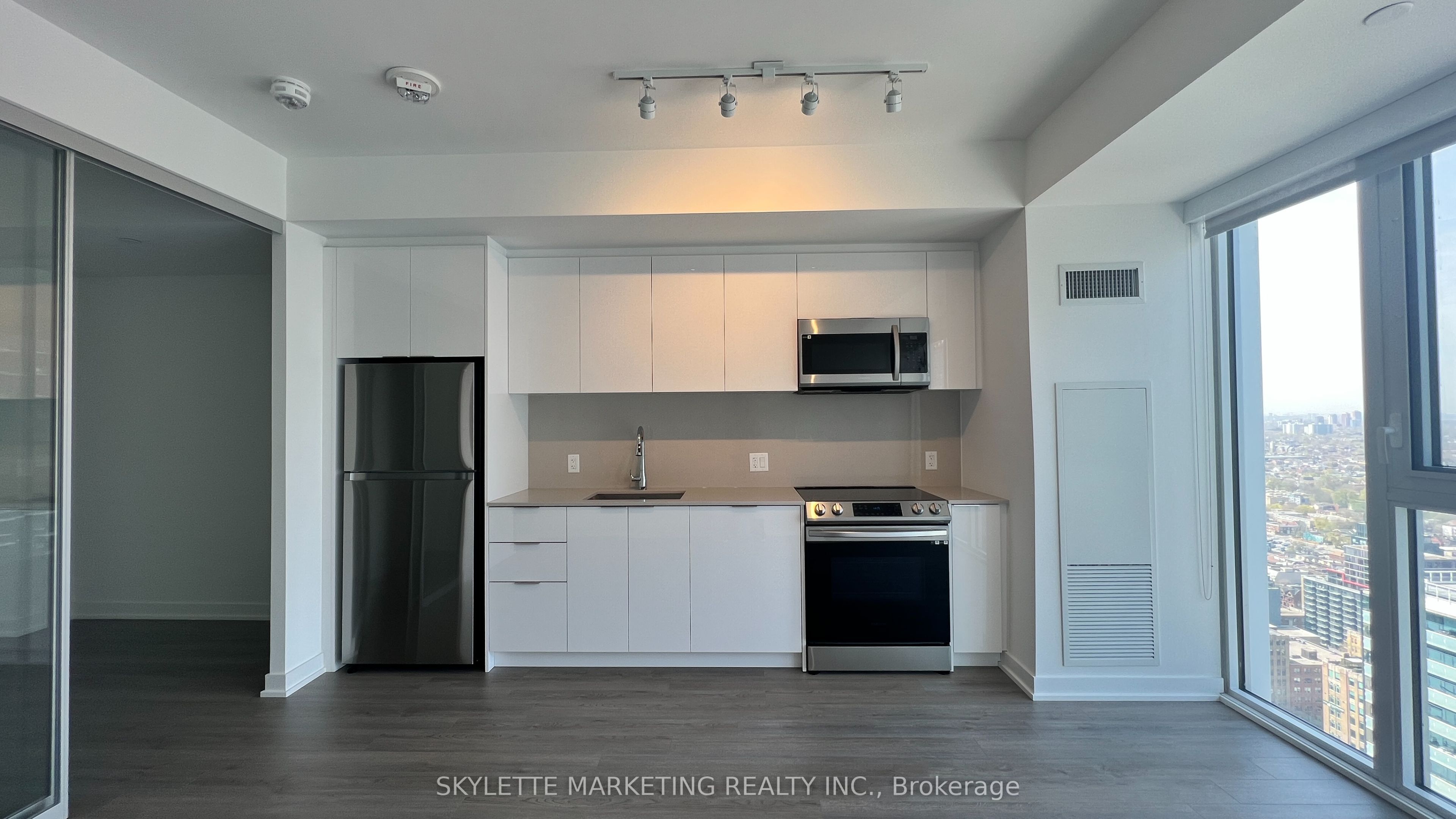 357 King Street W 3801, Toronto, ON M5V 0S7 photo 5