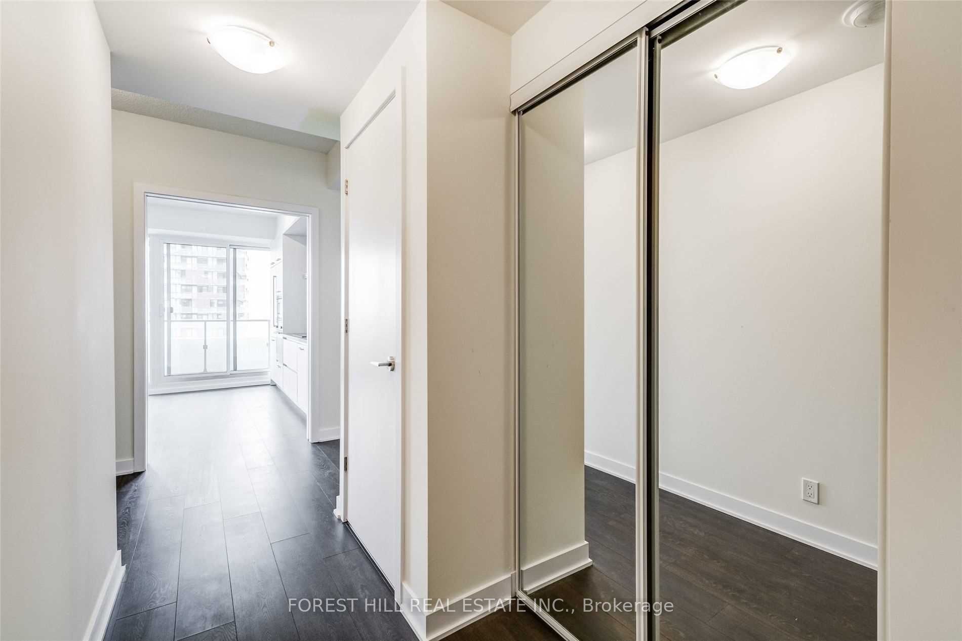 2221 Yonge Street 5101, Toronto, ON M4S 2B4 photo 4