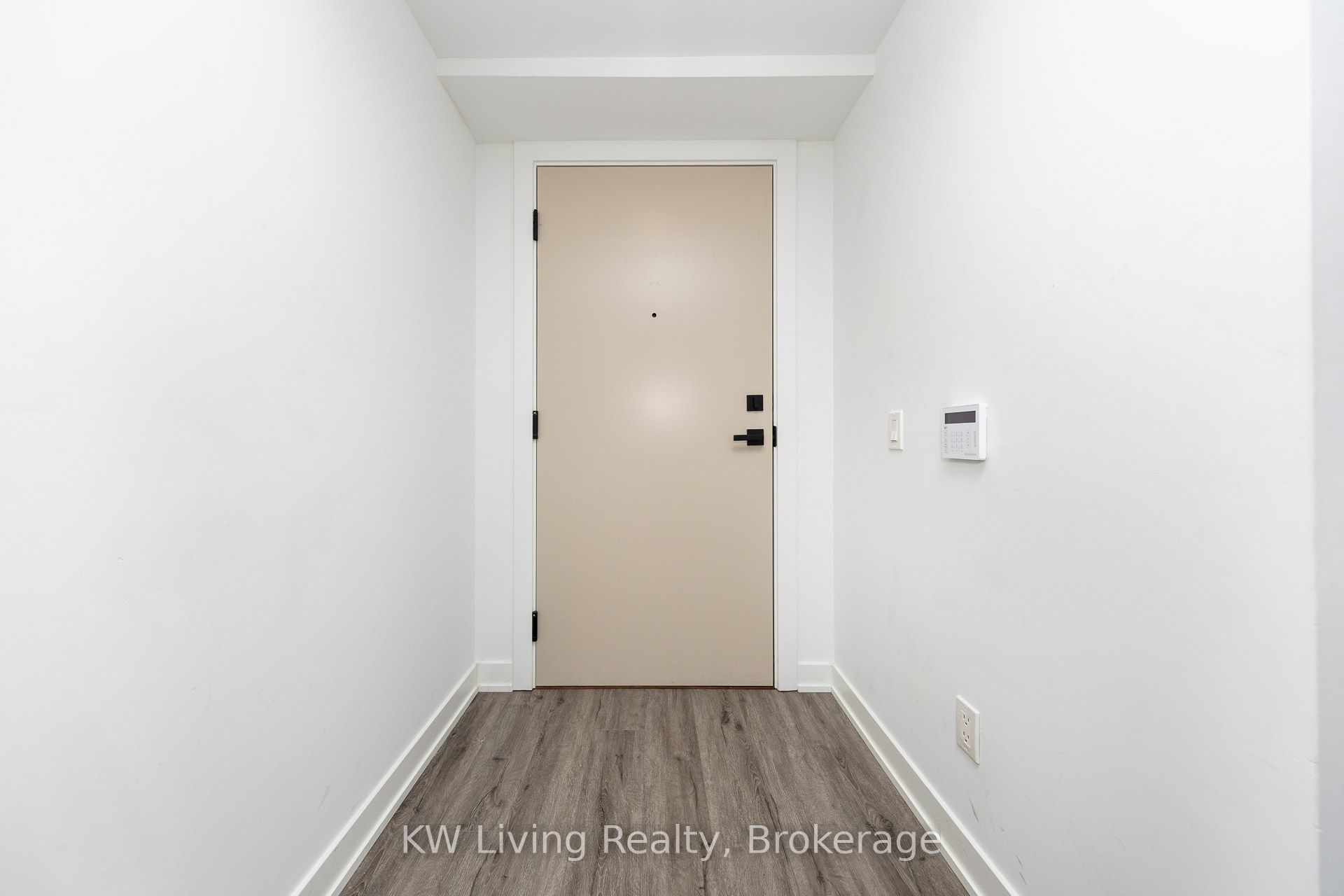 327 King Street W 902, Toronto, ON M5V 0W7