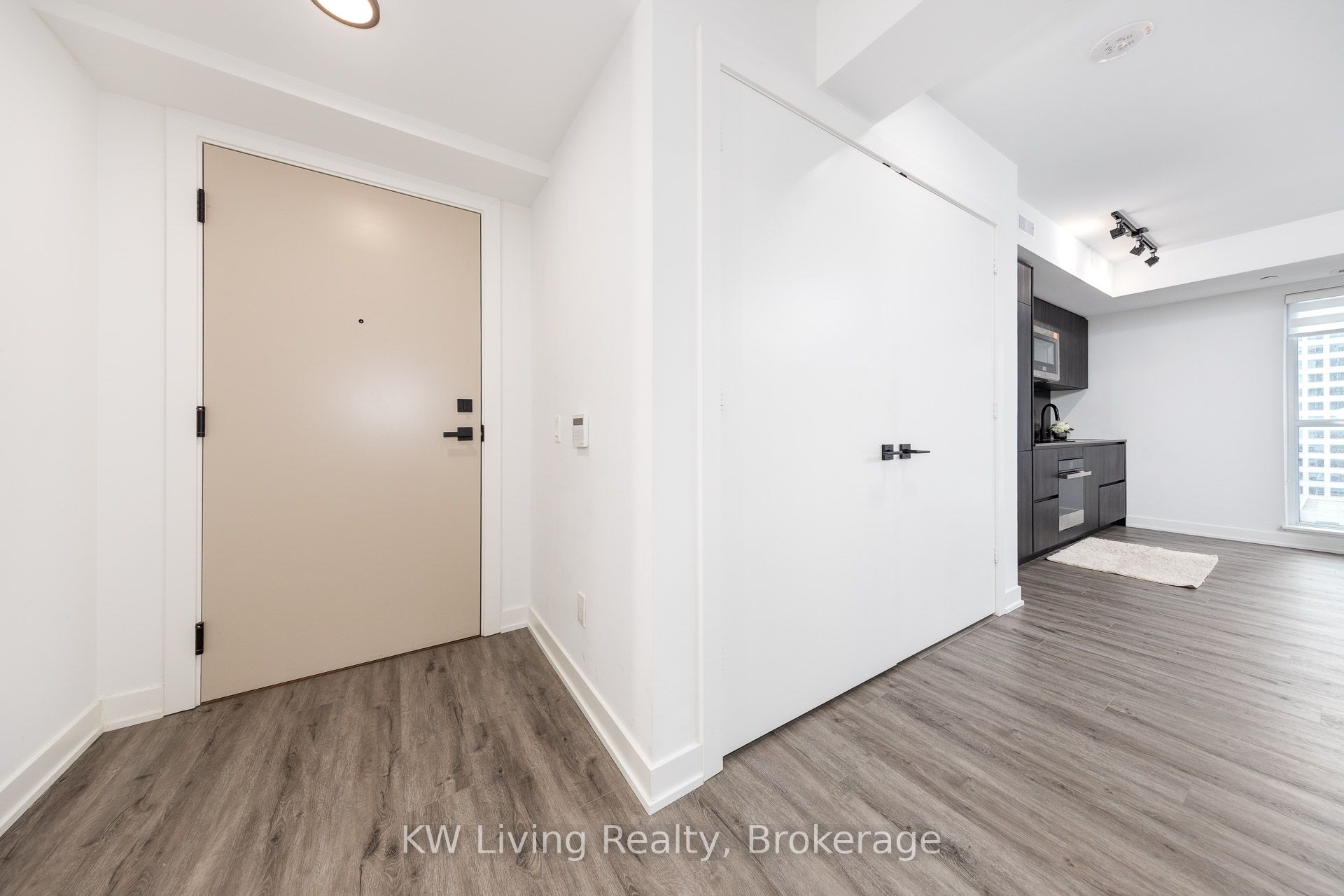 327 King Street W 902, Toronto, ON M5V 0W7 photo 2