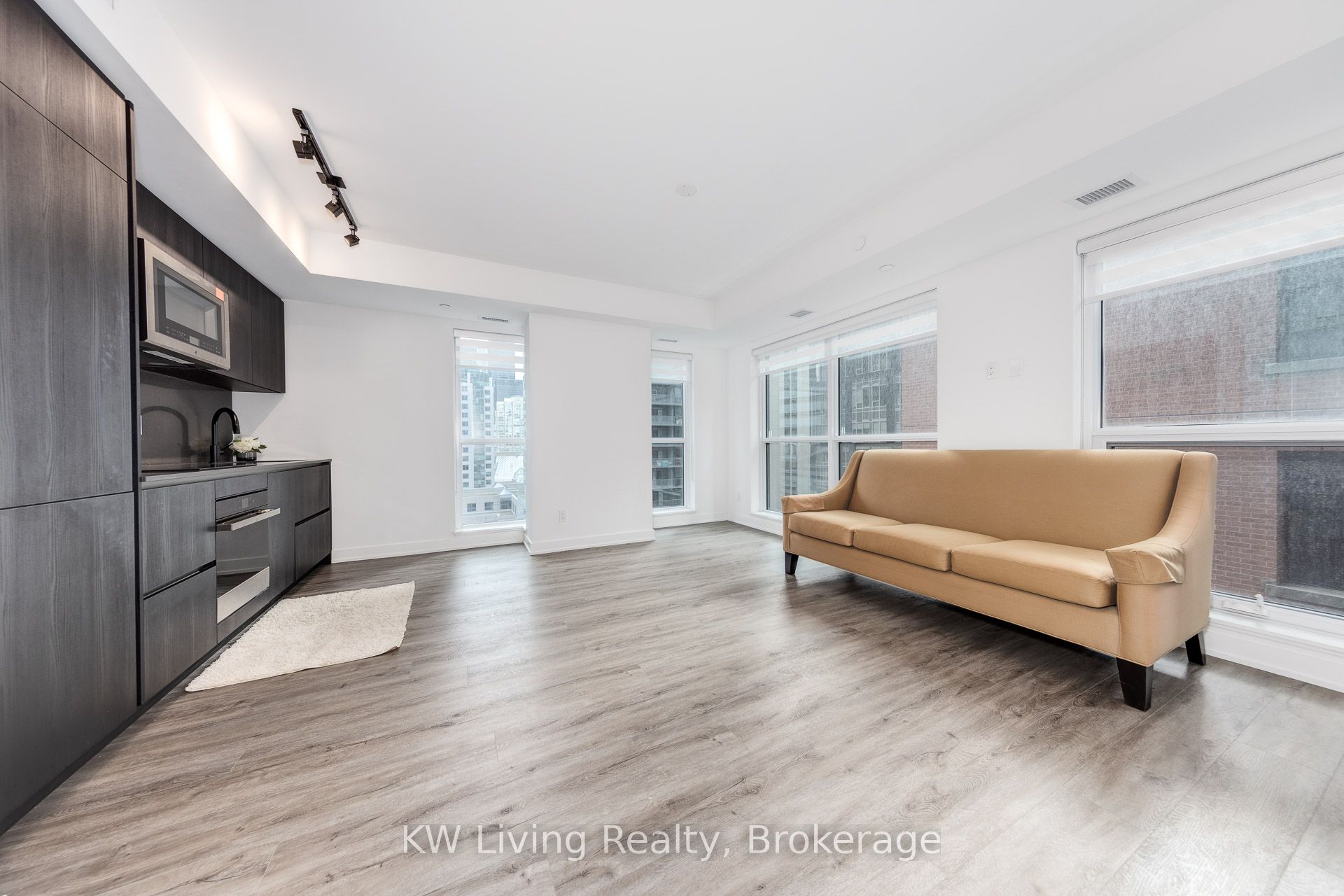 327 King Street W 902, Toronto, ON M5V 0W7 photo 3
