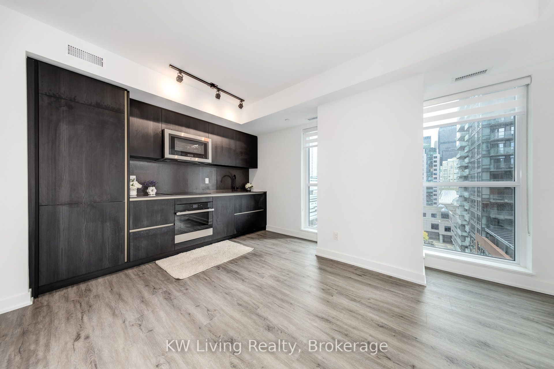 327 King Street W 902, Toronto, ON M5V 0W7 photo 5