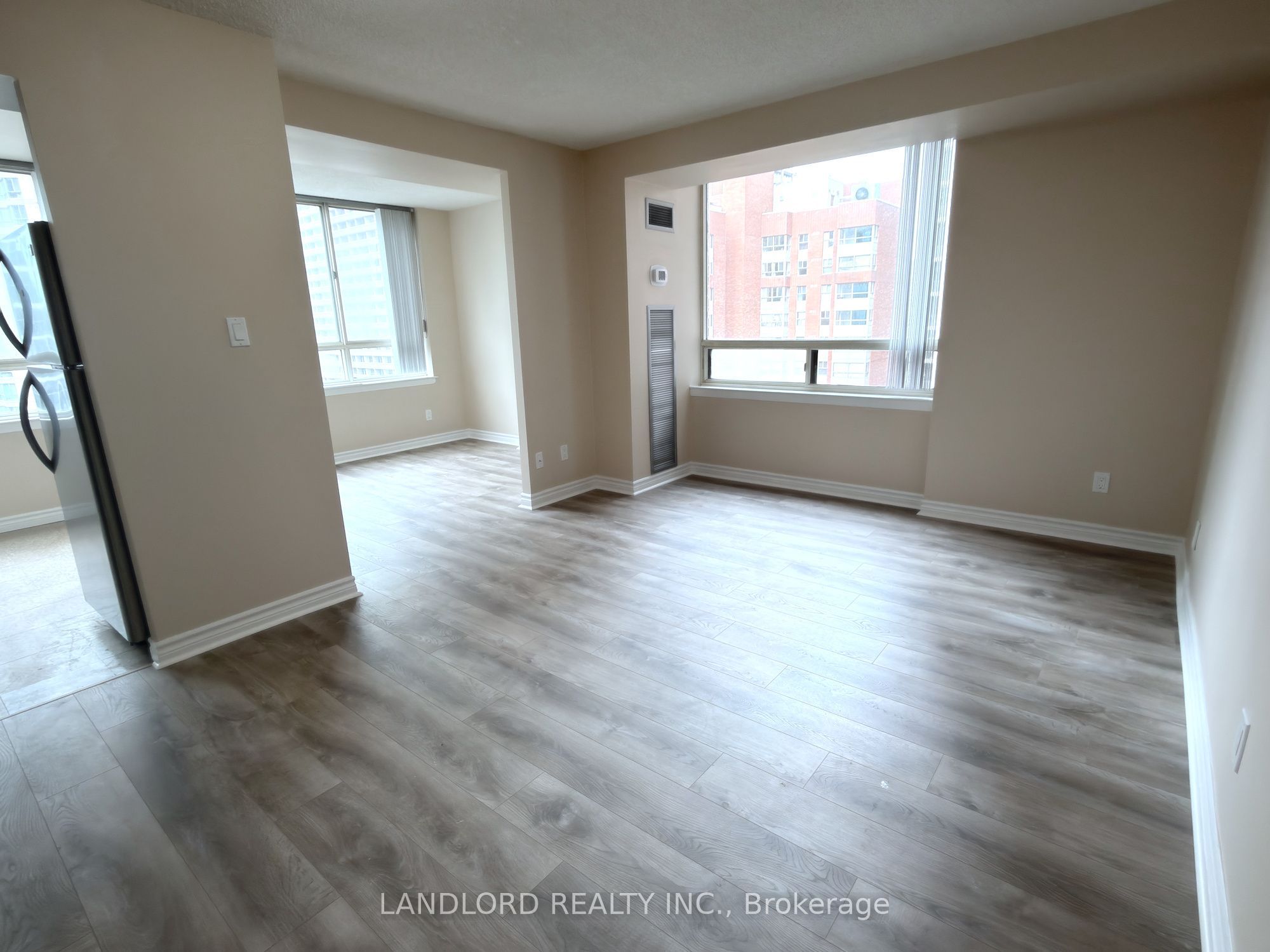 633 Bay Street 1523, Toronto, ON M5G 2G4 photo 3