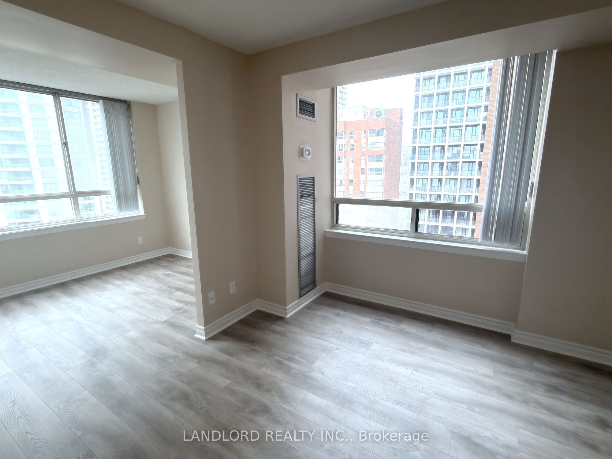 633 Bay Street 1523, Toronto, ON M5G 2G4 photo 4