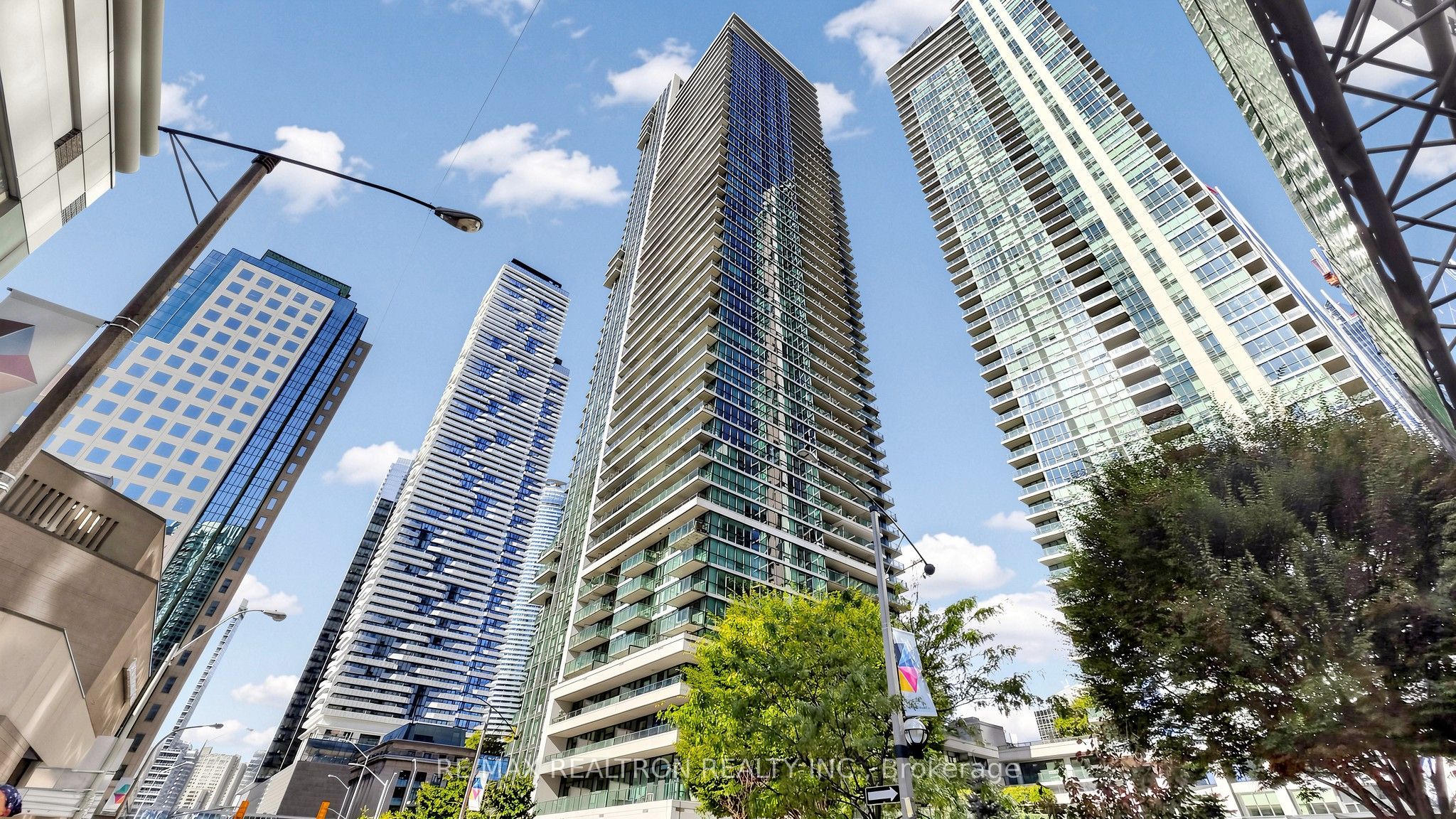 33 Bay Street 2211, Toronto, ON M5J 2Z3