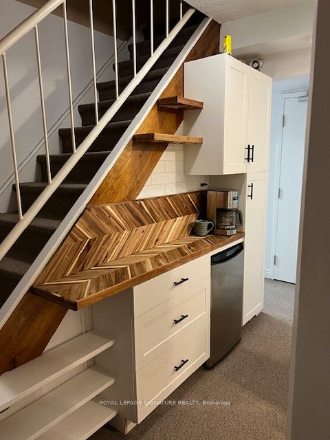 208 Carlton Street Lower, Toronto, ON M5A 2L1