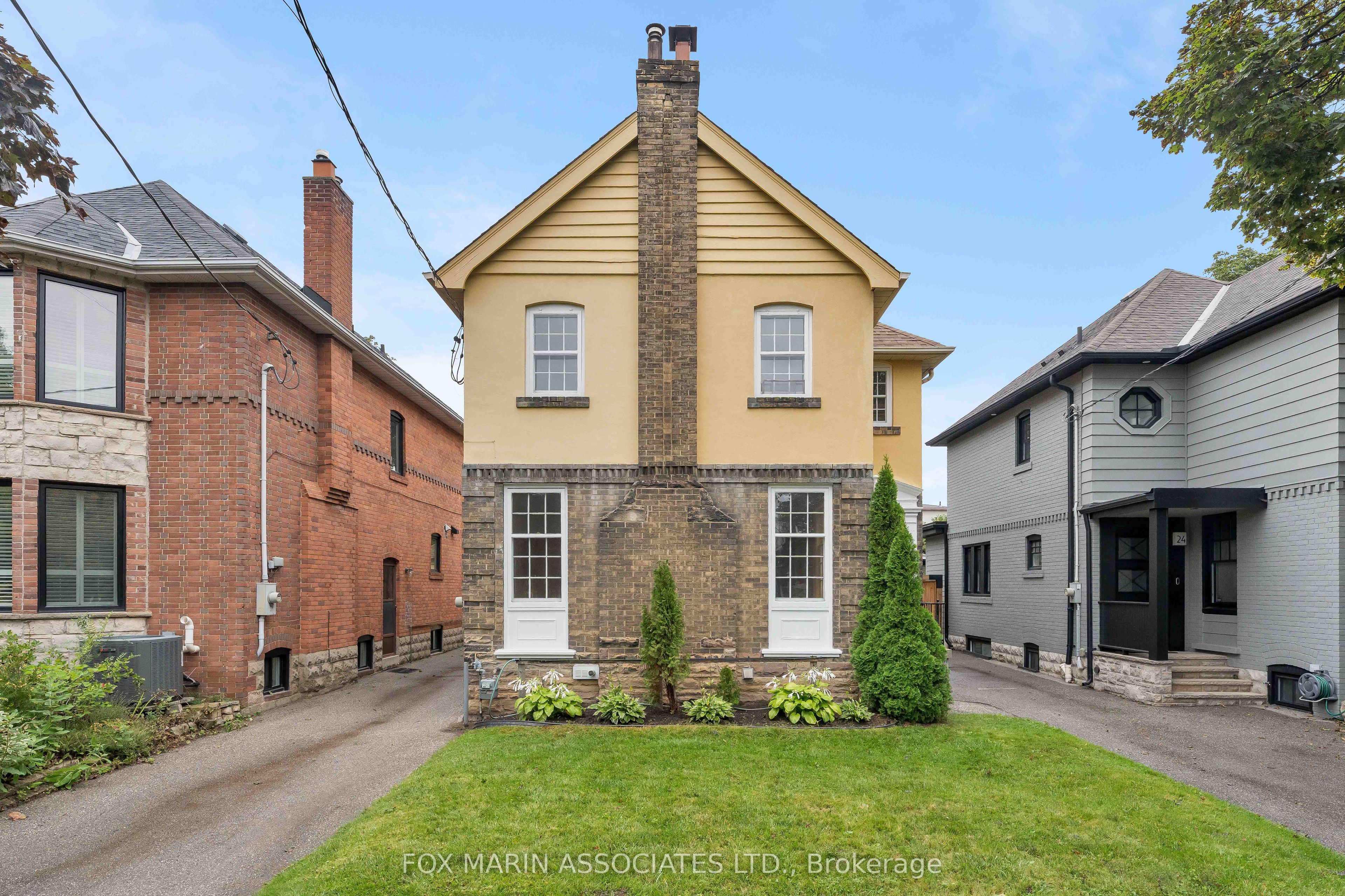 26 Claxton Boulevard, Toronto, ON M6C 1L8 photo 2