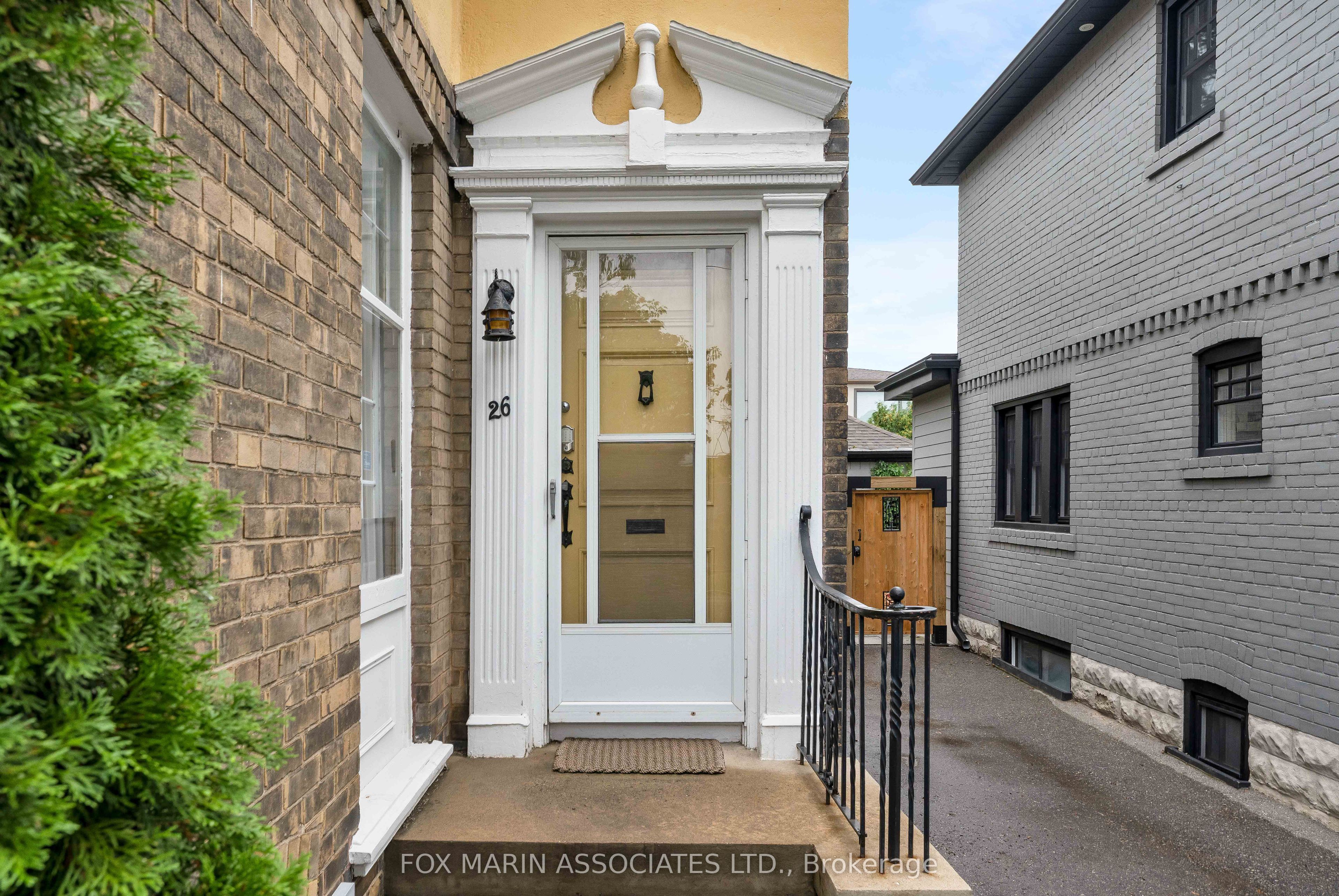 26 Claxton Boulevard, Toronto, ON M6C 1L8 photo 3