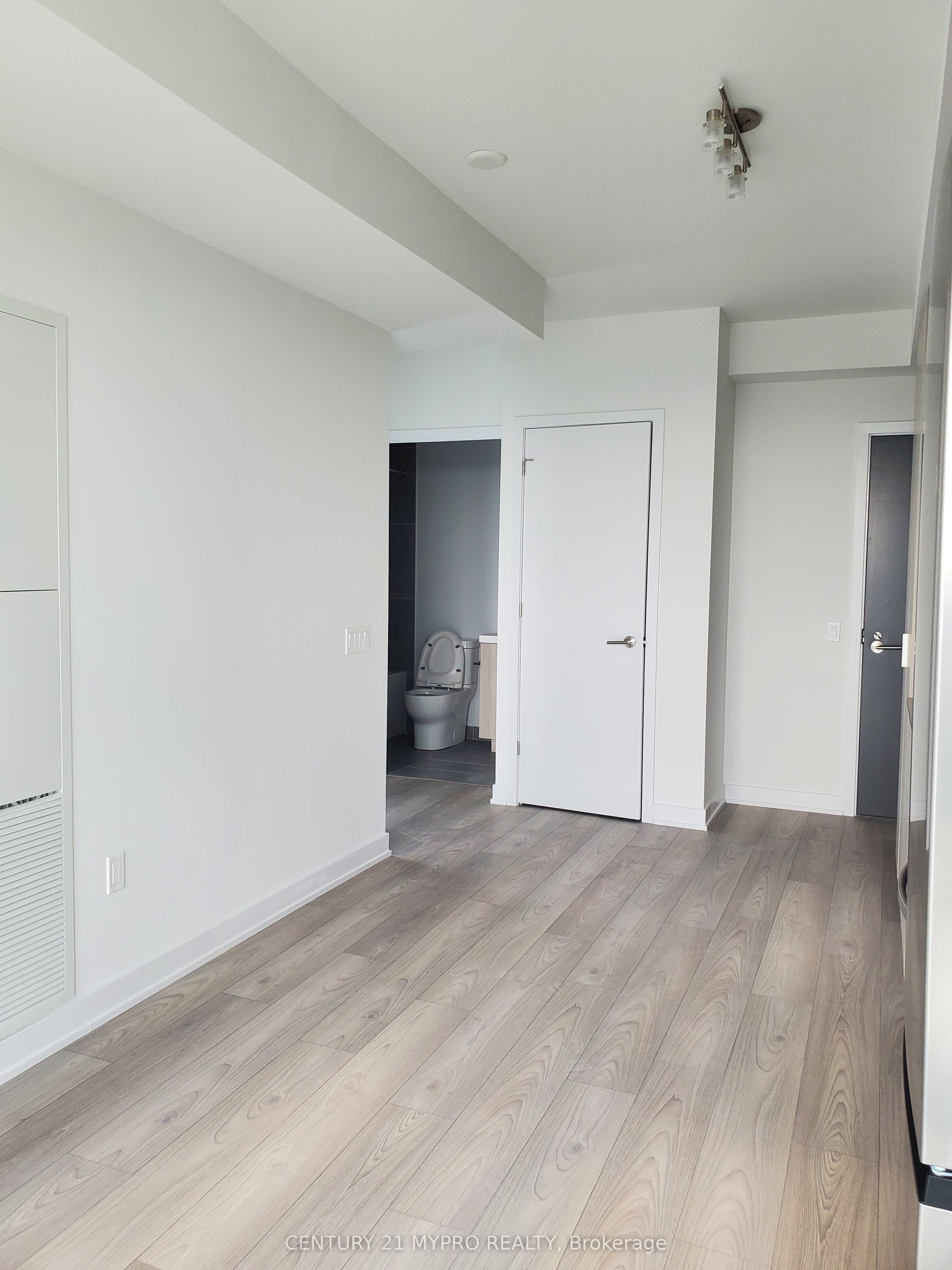 5858 Yonge Street #2505, Toronto, ON M2M 3T3