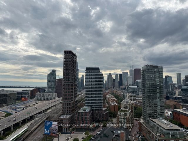 70 Distillery Lane 2401, Toronto, ON M5A 0E3 photo 4