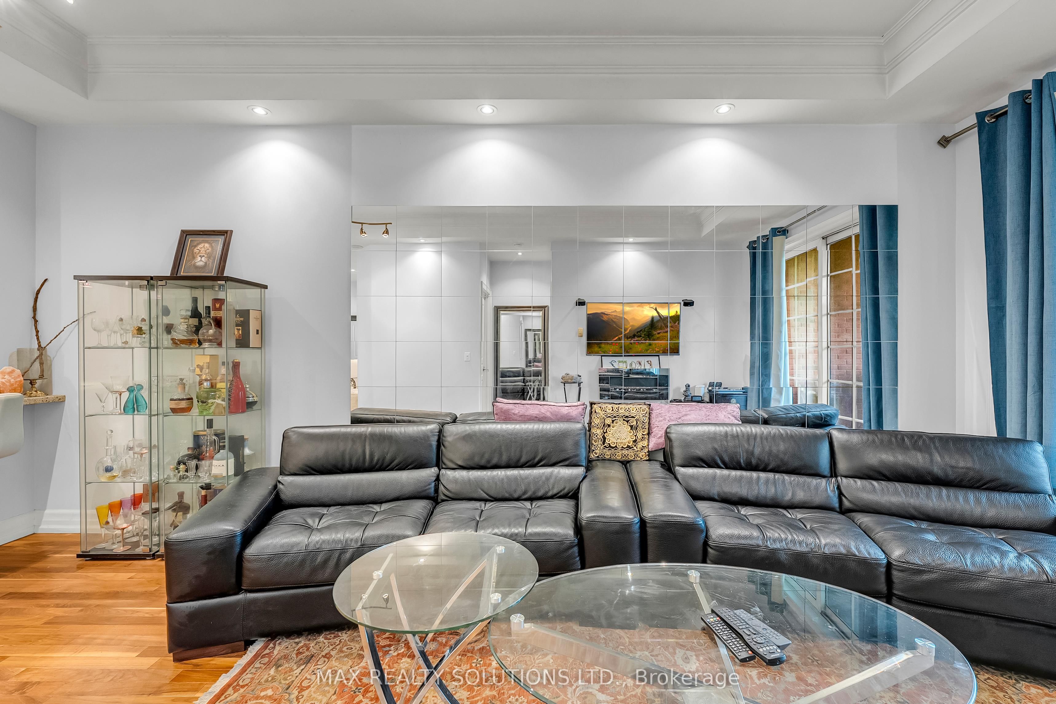 20 Burkebrook Place 319, Toronto, ON M4G 0A1 photo 3