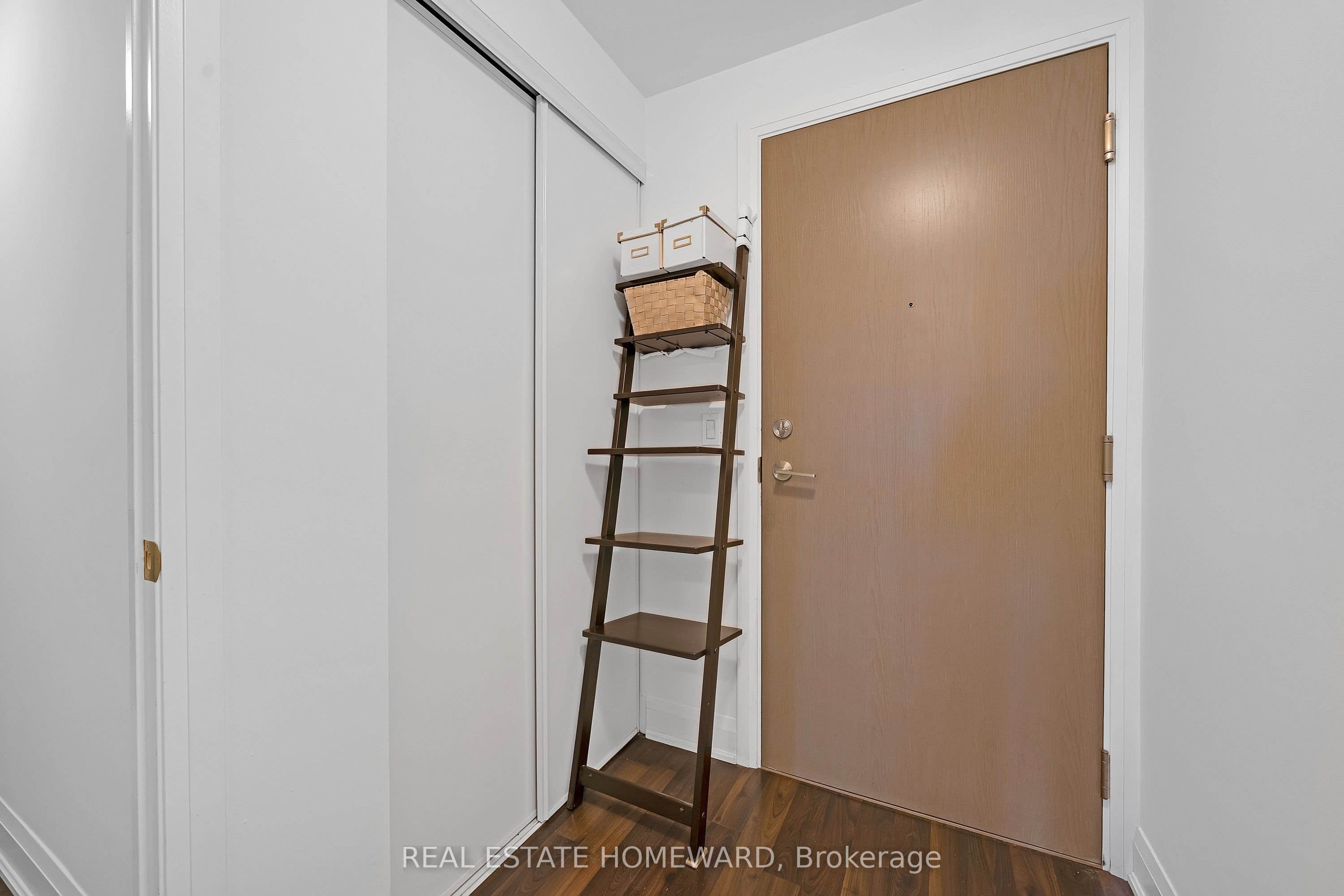 160 Vanderhoof Avenue 1717, Toronto, ON M4G 0B7 photo 2