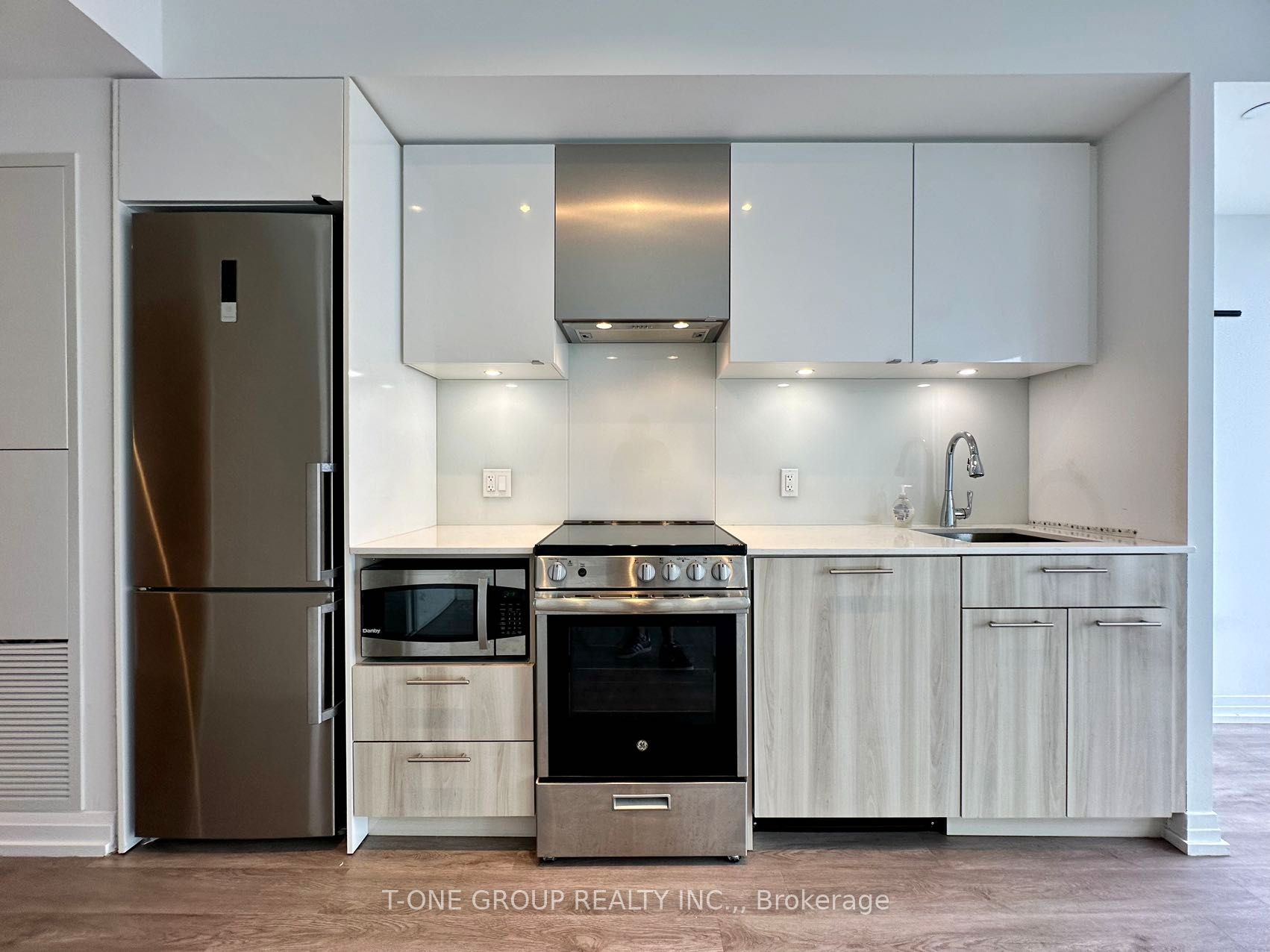 251 Jarvis Street 1612, Toronto, ON M5B 0C3 photo 2